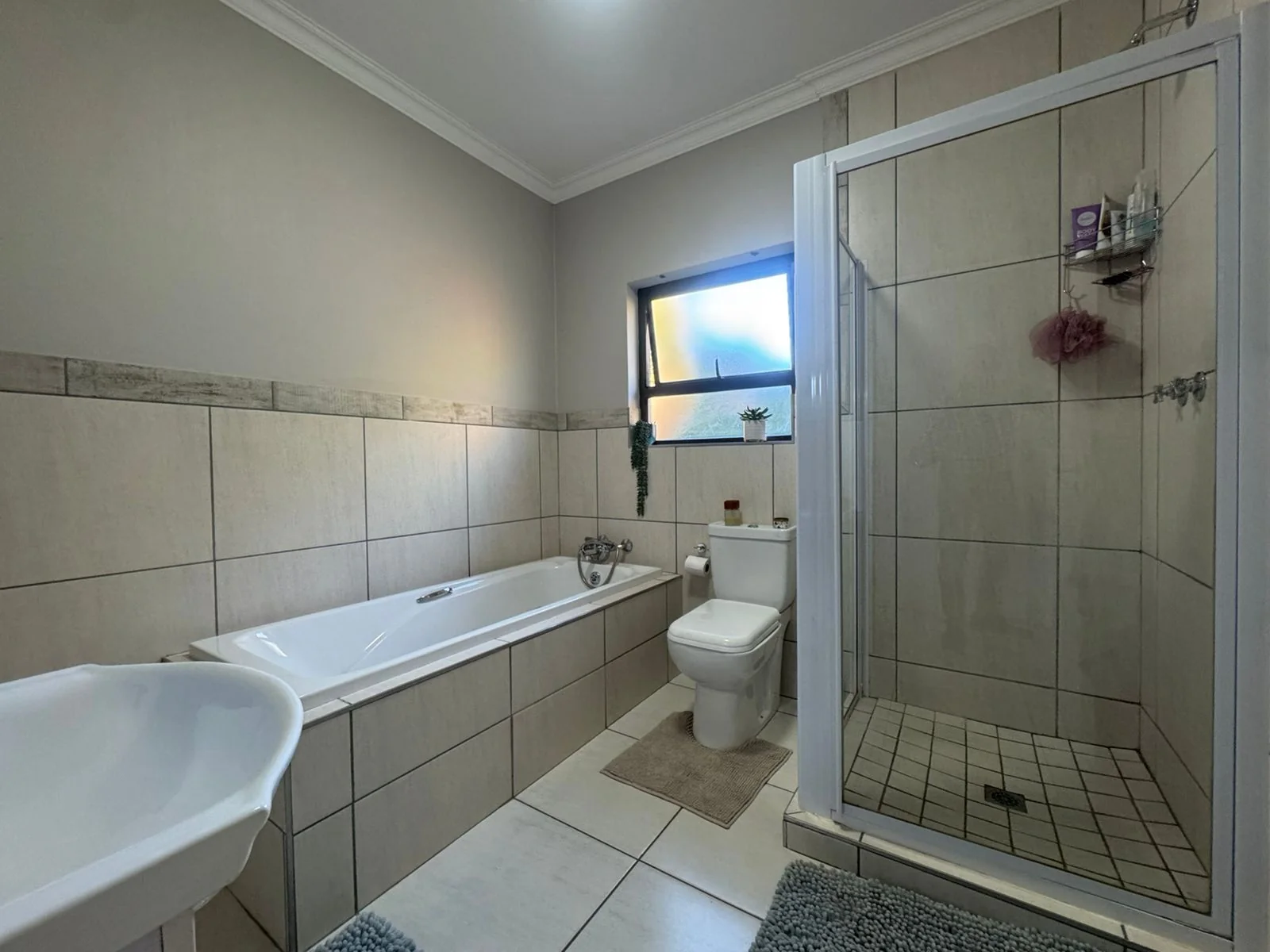 Picture Perfect 3 Bedroom, 2 Bathroom Townhouse.