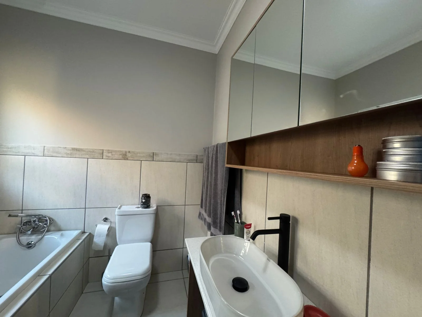 Picture Perfect 3 Bedroom, 2 Bathroom Townhouse.