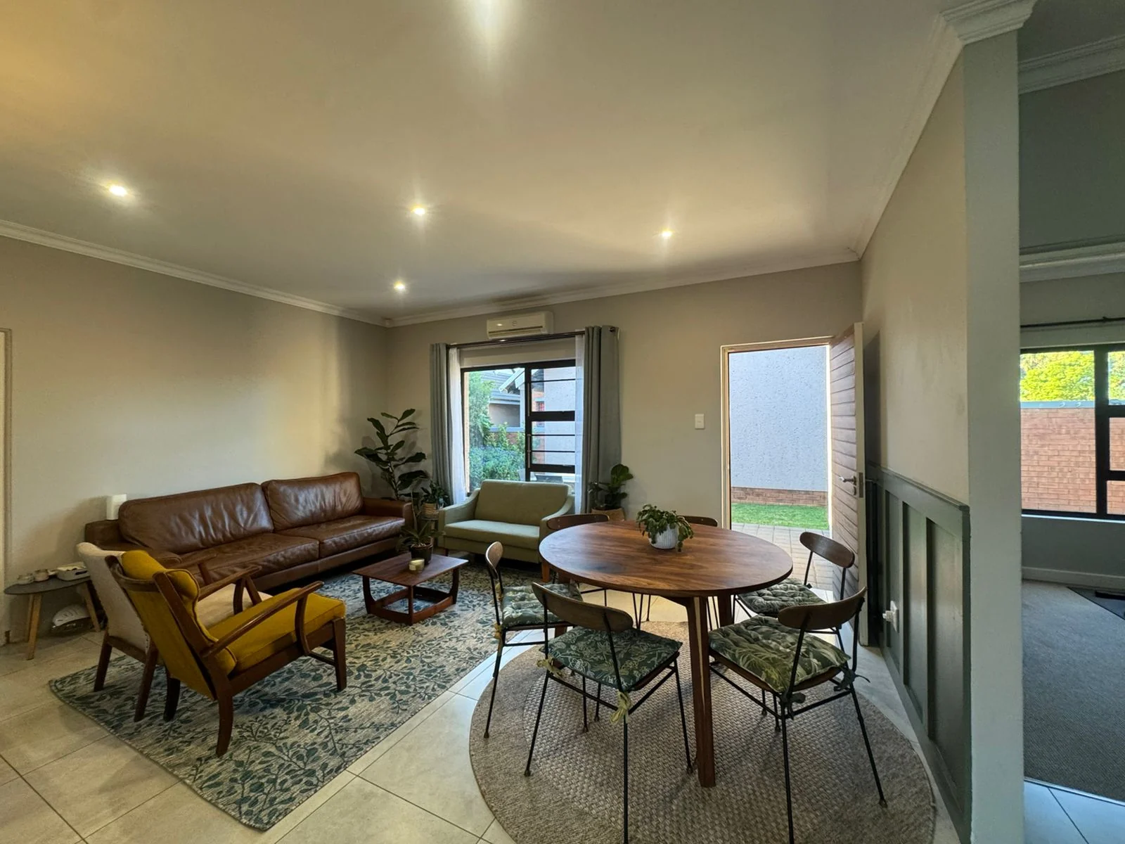 Picture Perfect 3 Bedroom, 2 Bathroom Townhouse.