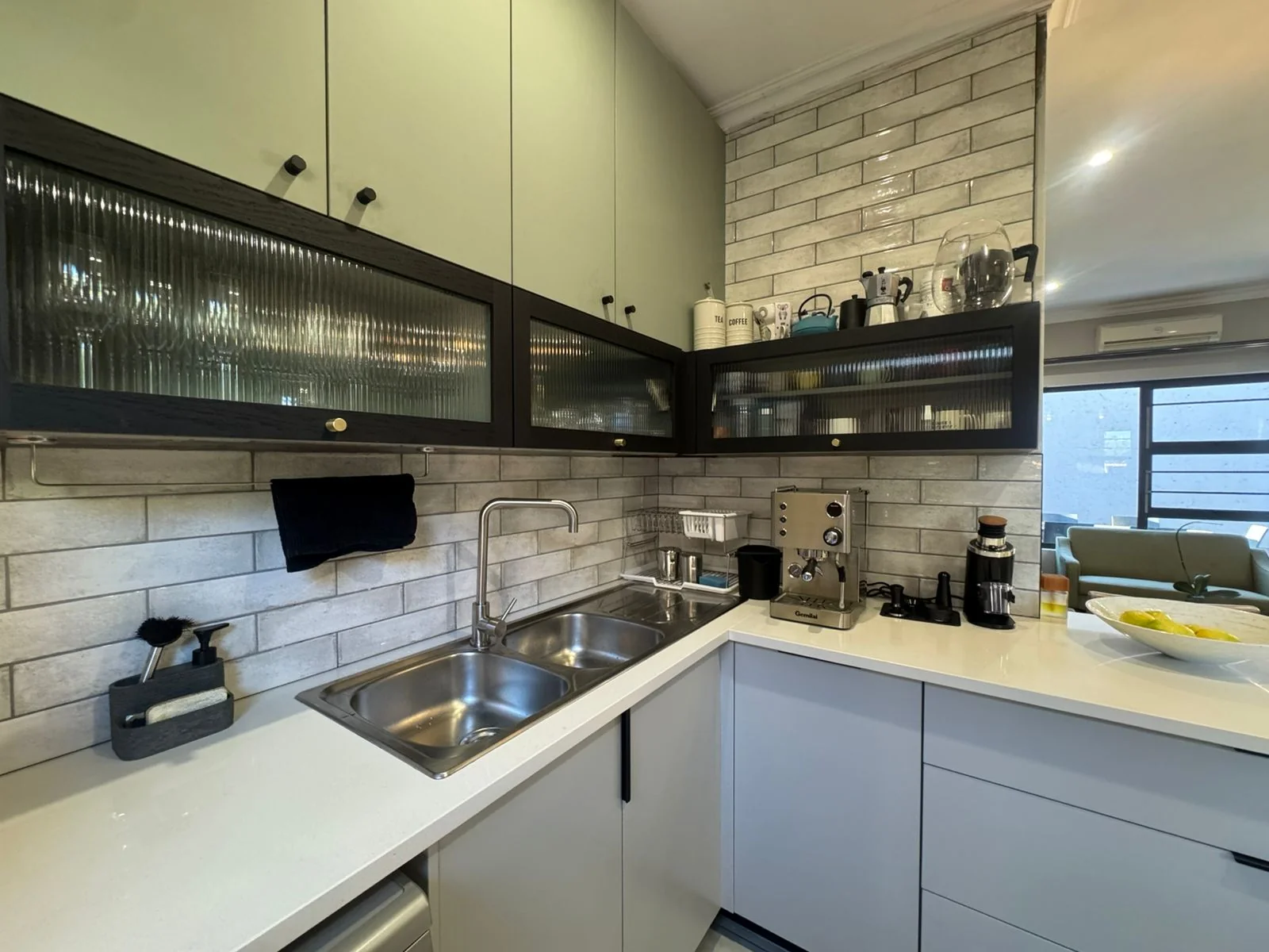 Picture Perfect 3 Bedroom, 2 Bathroom Townhouse.