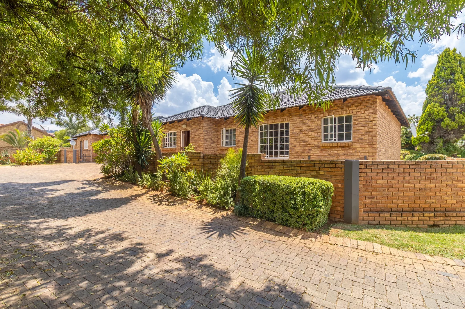 3 Bedroom Townhouse for Sale in Willowbrook