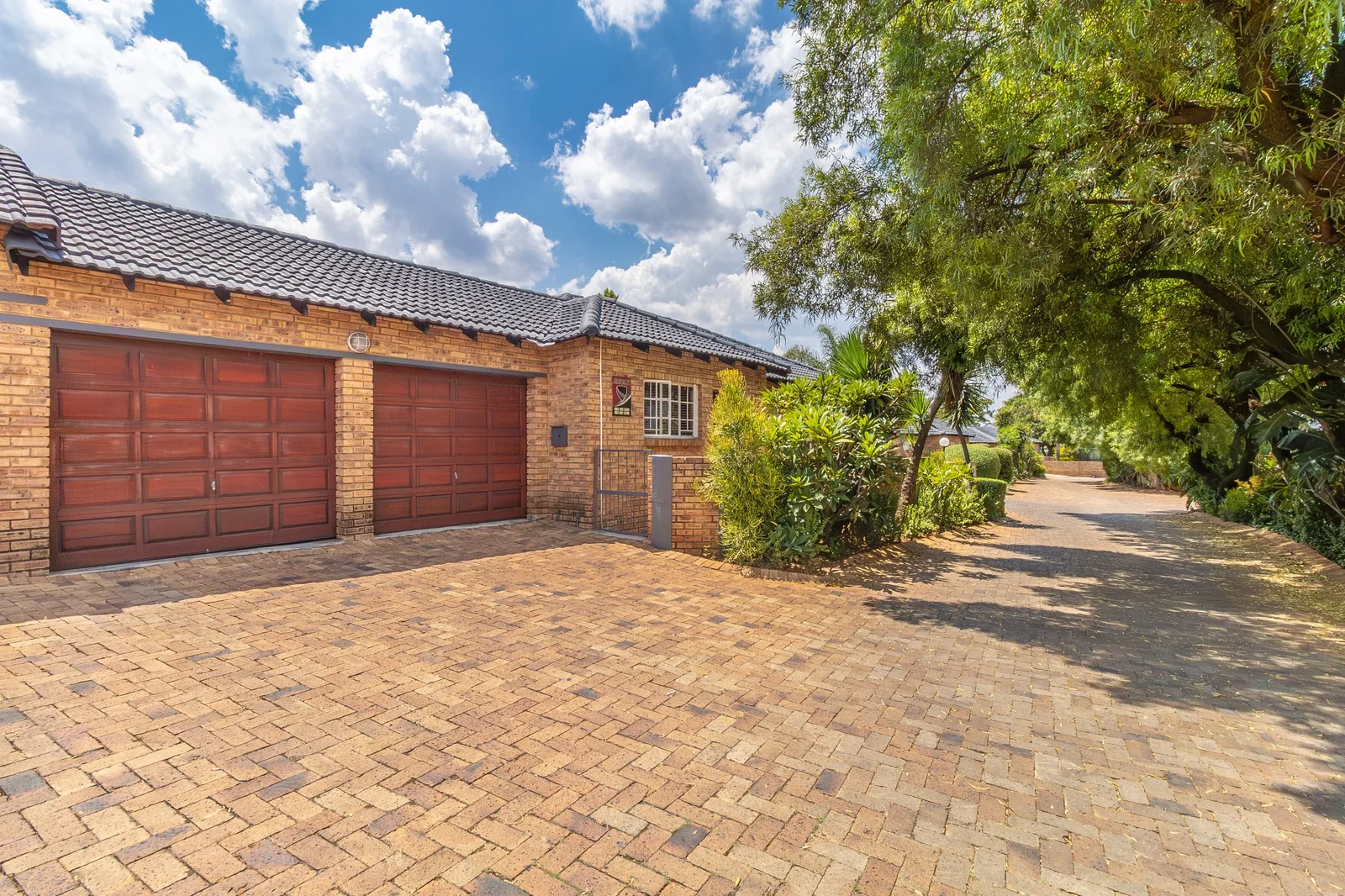 3 Bedroom Townhouse for Sale in Willowbrook