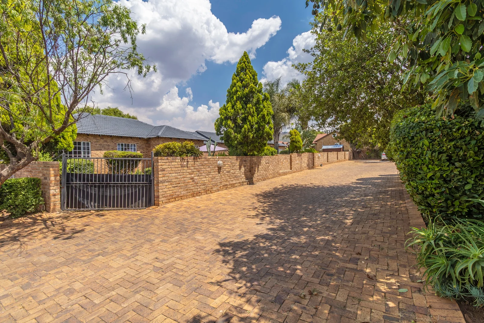 3 Bedroom Townhouse for Sale in Willowbrook