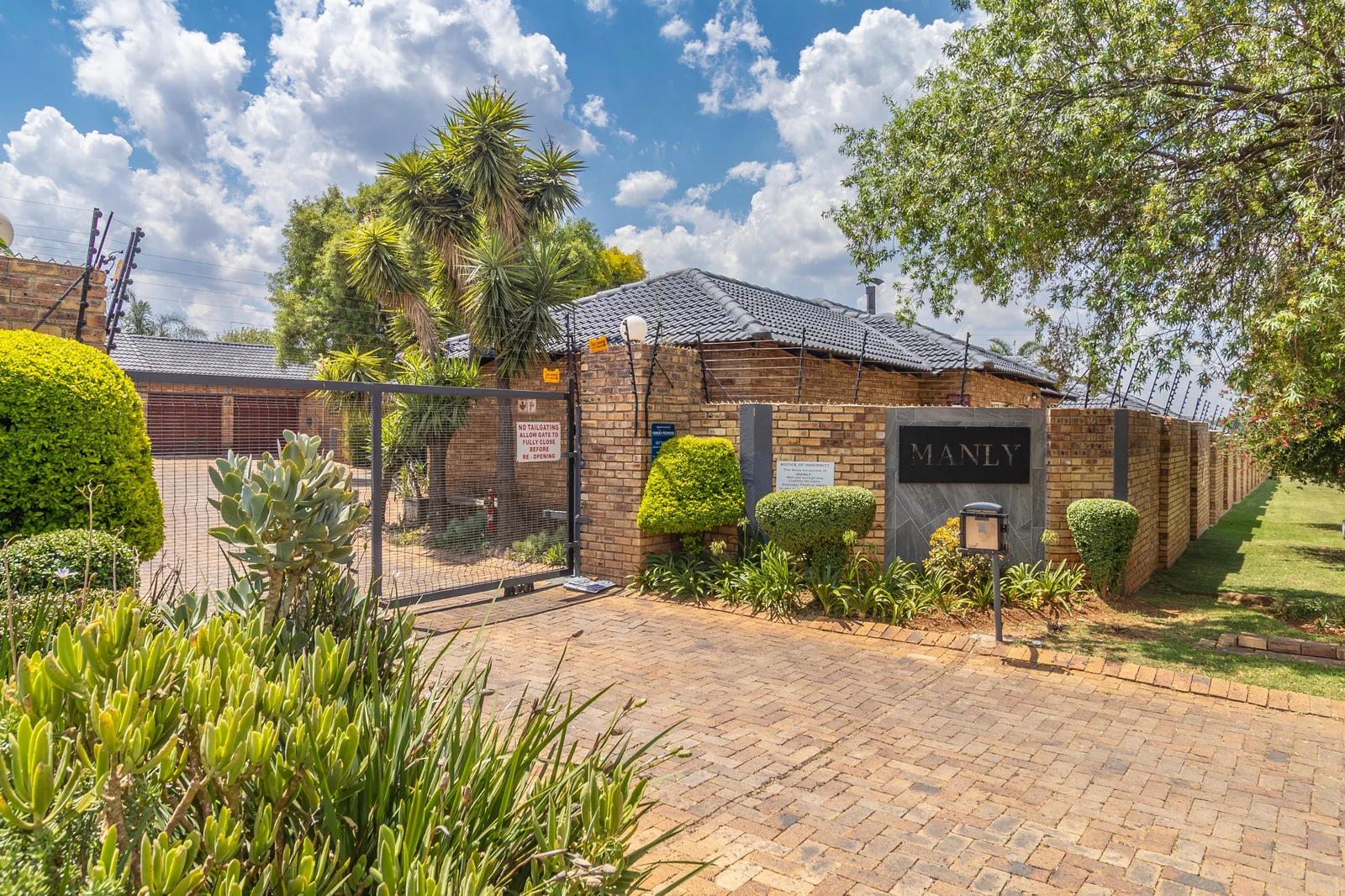 3 Bedroom Townhouse for Sale in Willowbrook