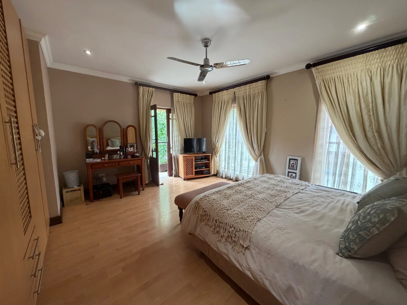 CHARM AND STYLE TEAMED WITH ELEGANCE ..... INSIDE A SECURITY ESTATE!