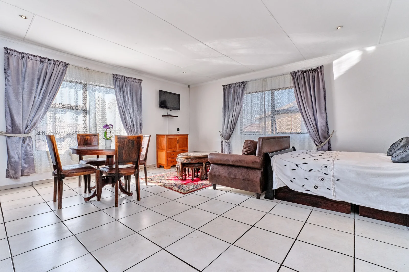 Bedrooms: 4 (dual Master-Suites) Bathrooms: 3.5 | Garages: 2 | Staff Accommodation with own entrance l Solar<br/>