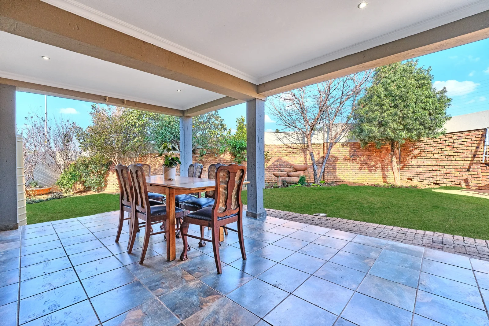 Bedrooms: 4 (dual Master-Suites) Bathrooms: 3.5 | Garages: 2 | Staff Accommodation with own entrance l Solar<br/>