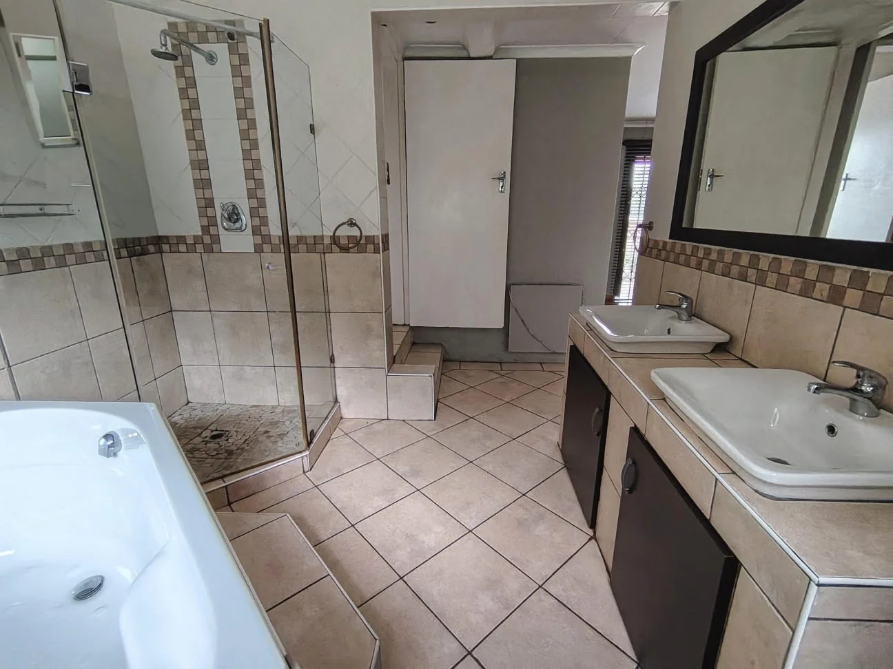 Fabulous Rental Property in a perfect, tranquil setting of Rangeview ext