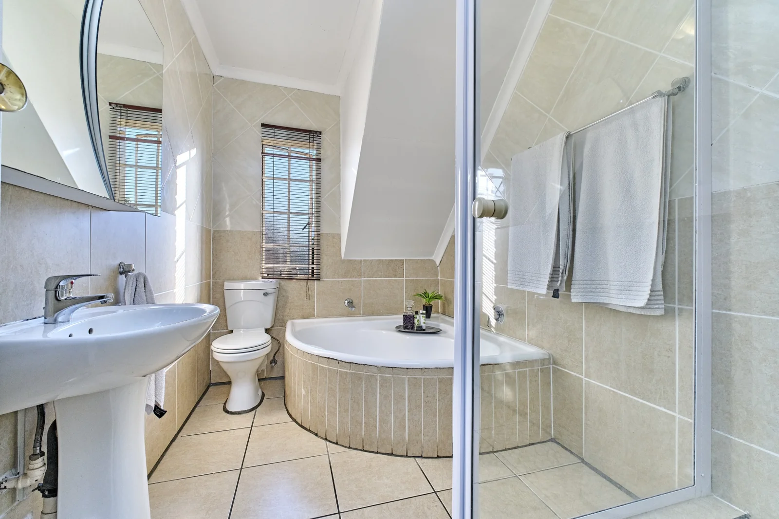 4 Bedroom Townhouse for Sale in Willowbrook