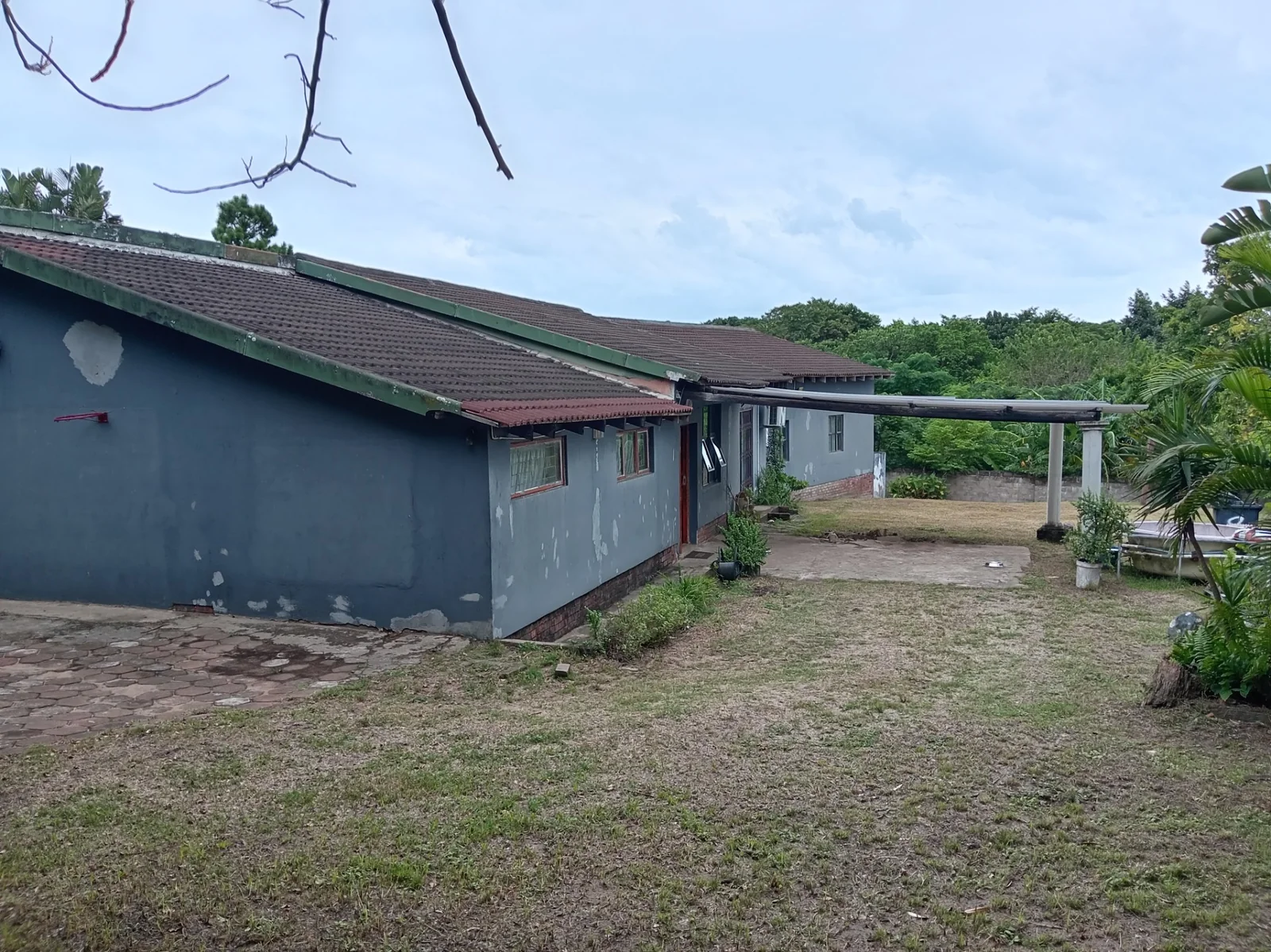 <br/>SPACIOUS 3- BEDROOM HOME WITH TWO INCOME-GENERATING FLATS ON A LARGE PROPERTY<br/>