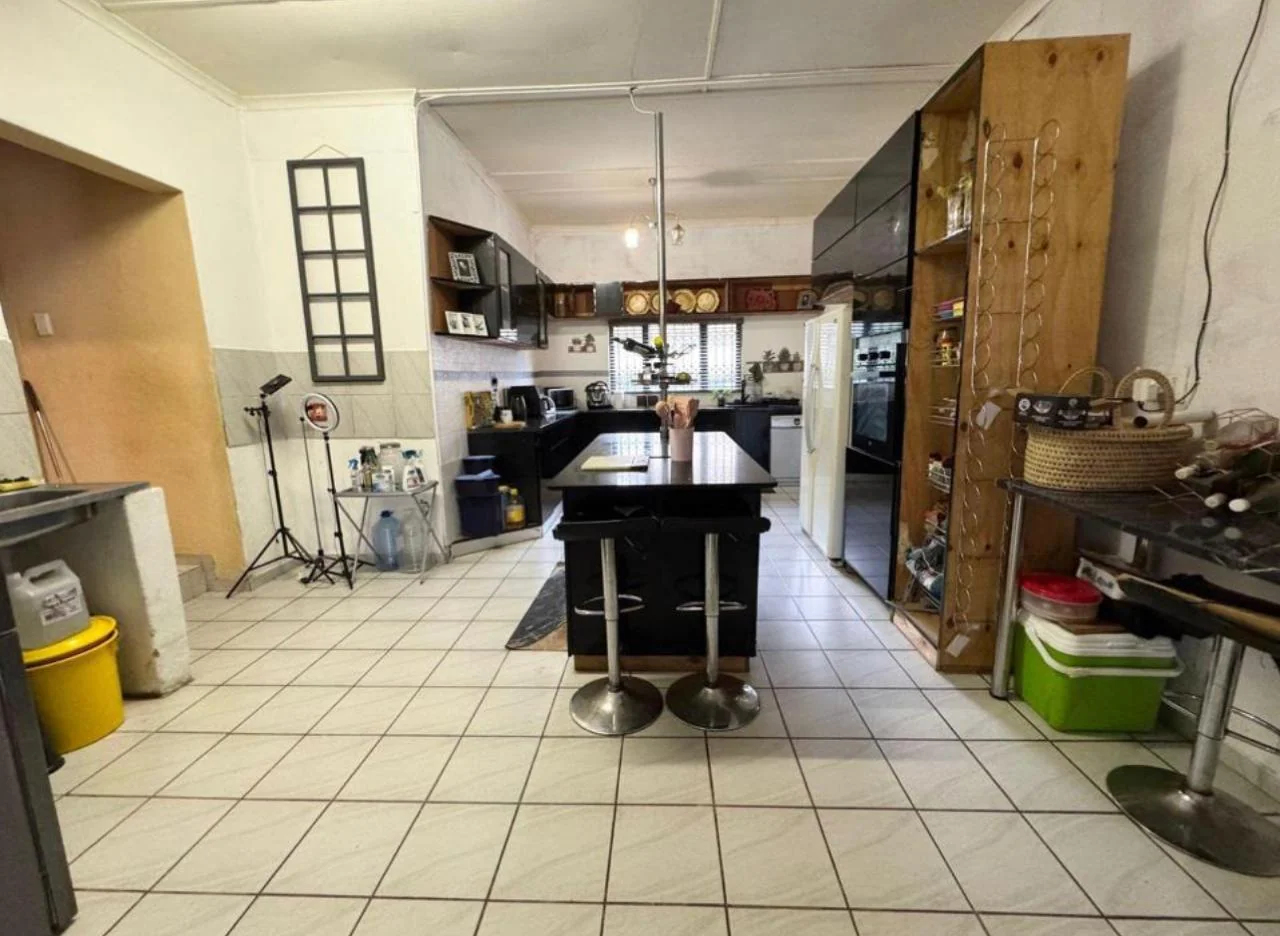 <br/>SPACIOUS 3- BEDROOM HOME WITH TWO INCOME-GENERATING FLATS ON A LARGE PROPERTY<br/>