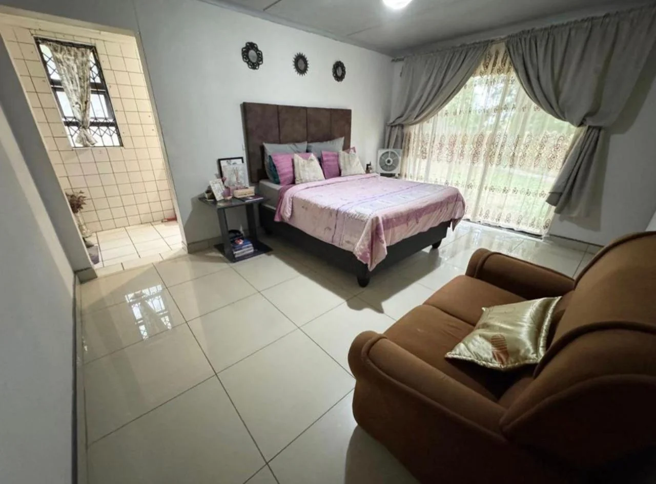 <br/>SPACIOUS 3- BEDROOM HOME WITH TWO INCOME-GENERATING FLATS ON A LARGE PROPERTY<br/>