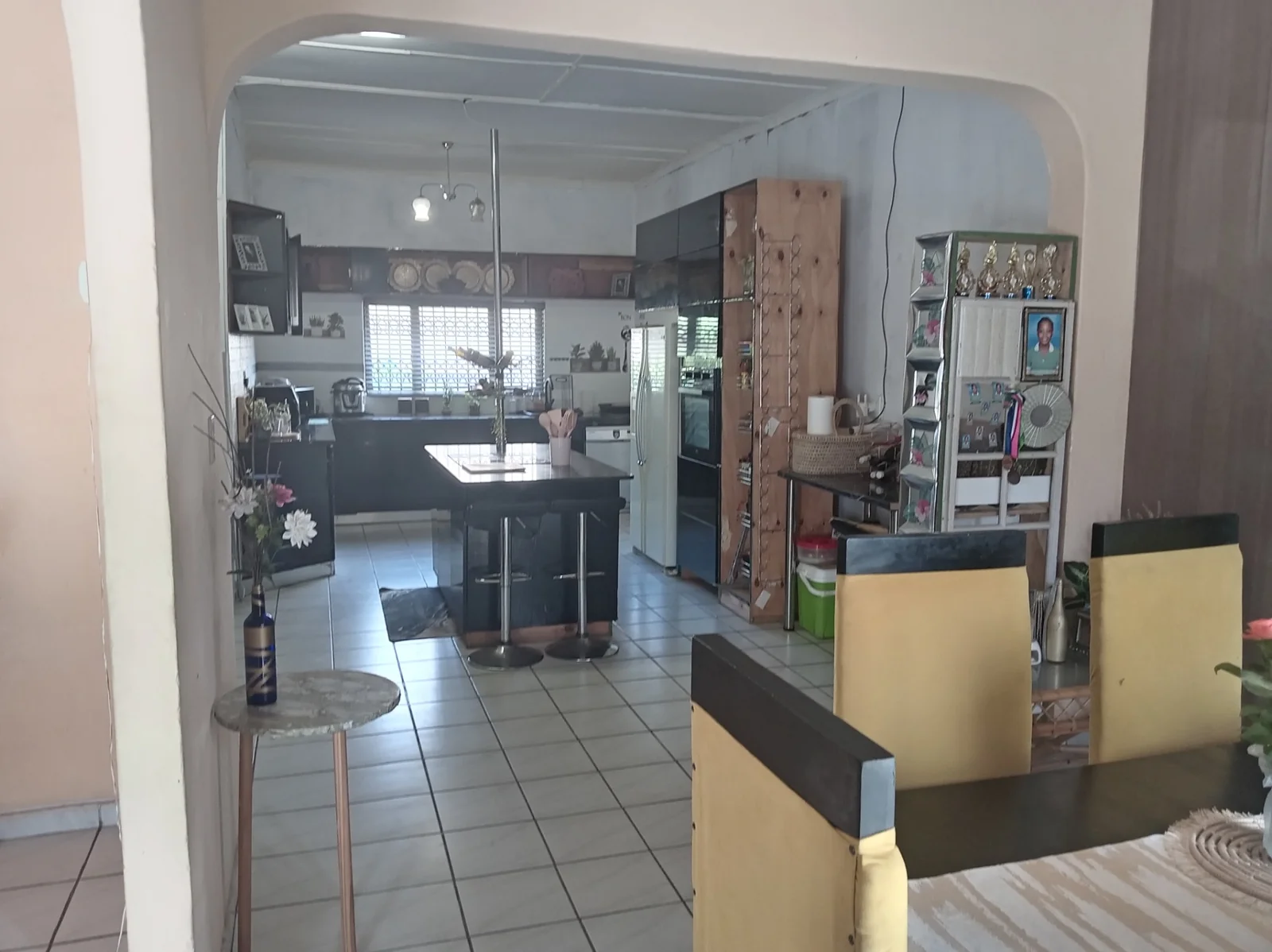 <br/>SPACIOUS 3- BEDROOM HOME WITH TWO INCOME-GENERATING FLATS ON A LARGE PROPERTY<br/>