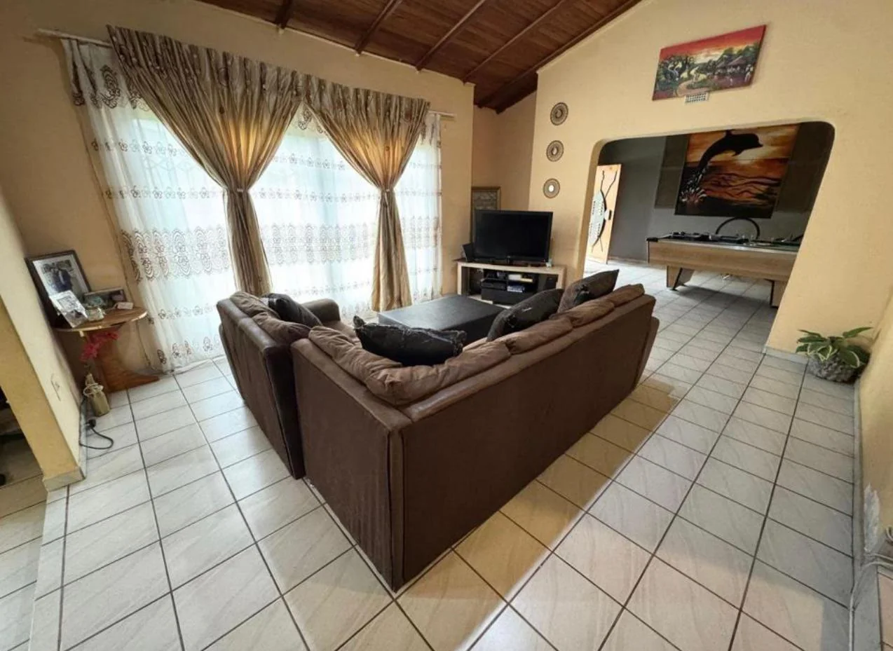 <br/>SPACIOUS 3- BEDROOM HOME WITH TWO INCOME-GENERATING FLATS ON A LARGE PROPERTY<br/>