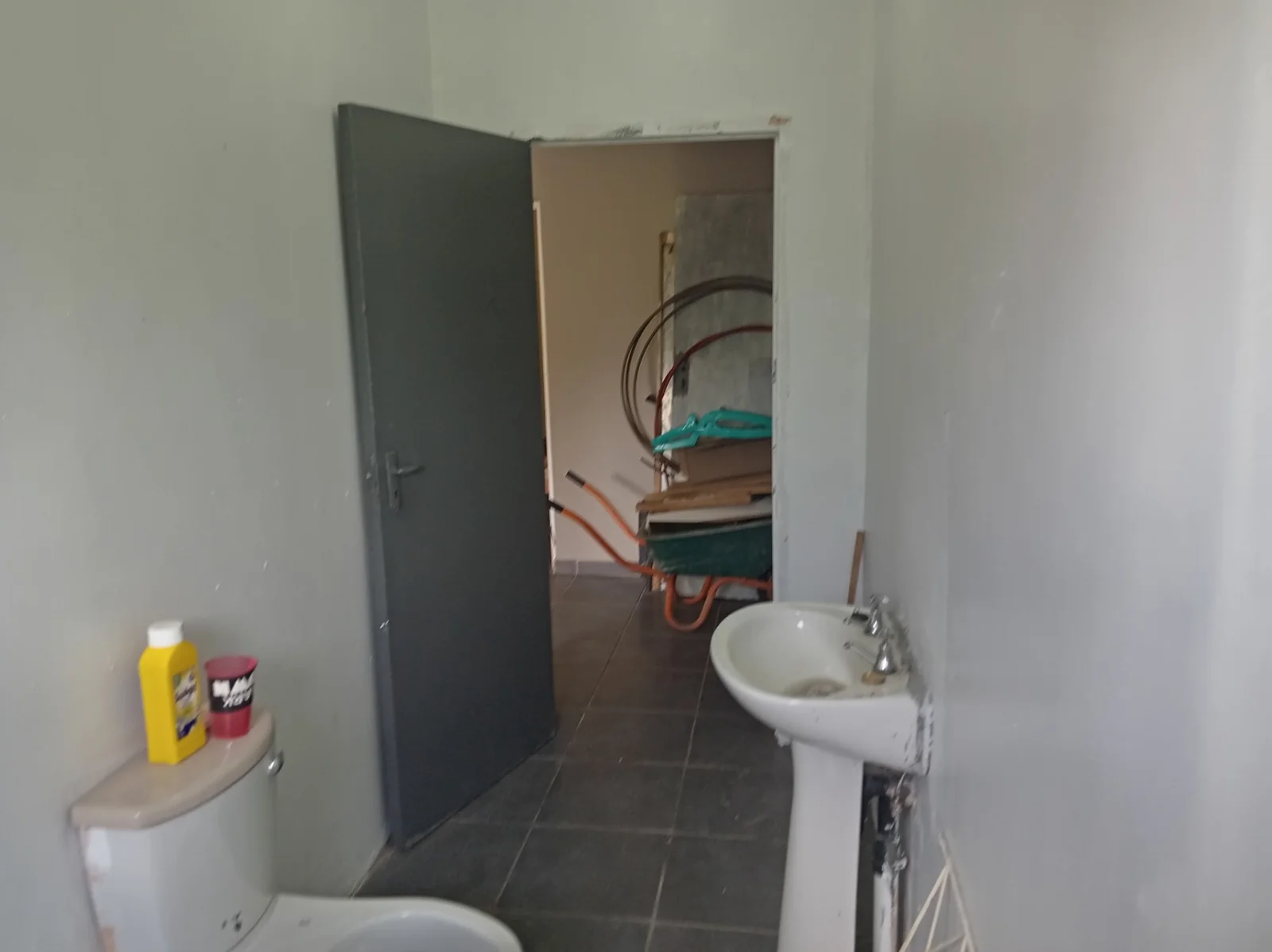 <br/>SPACIOUS 3- BEDROOM HOME WITH TWO INCOME-GENERATING FLATS ON A LARGE PROPERTY<br/>