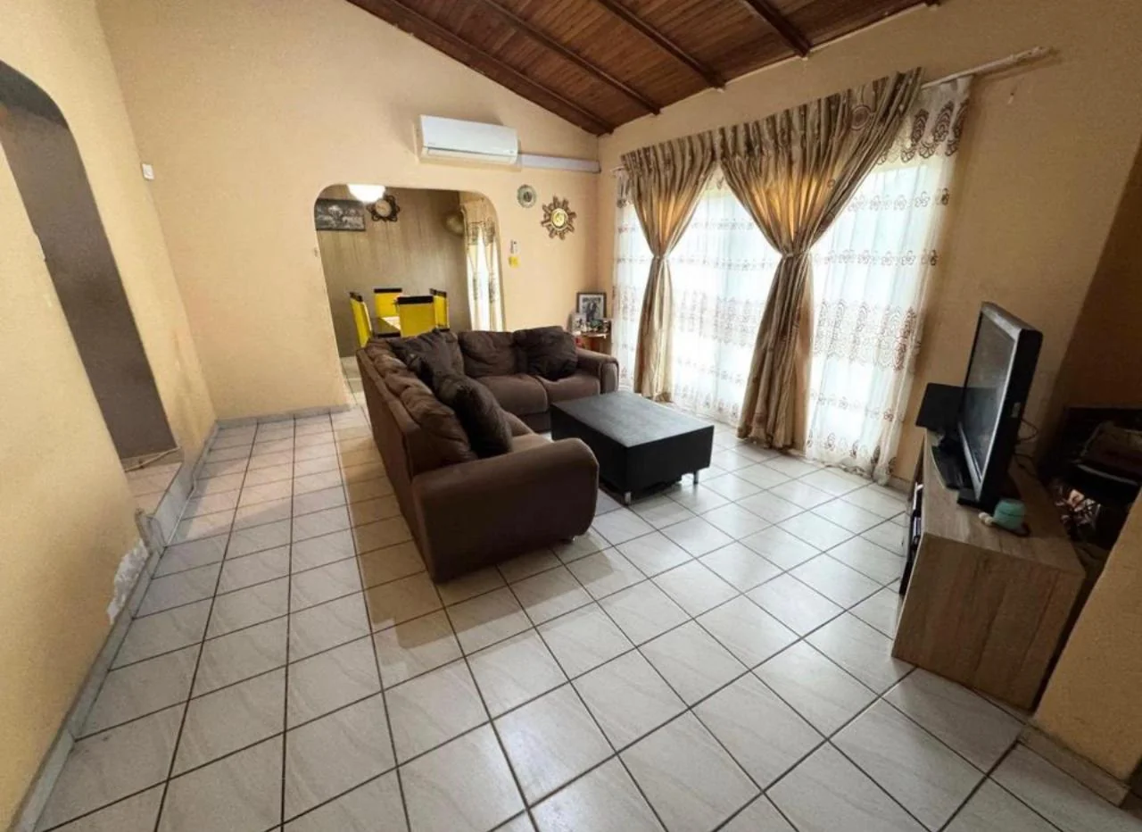 <br/>SPACIOUS 3- BEDROOM HOME WITH TWO INCOME-GENERATING FLATS ON A LARGE PROPERTY<br/>