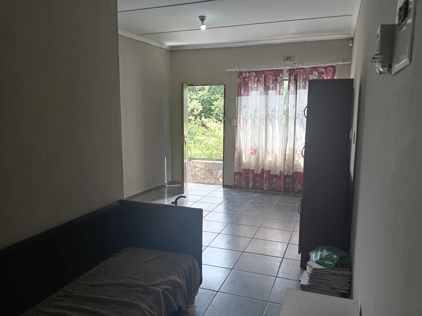 <br/>SPACIOUS 3- BEDROOM HOME WITH TWO INCOME-GENERATING FLATS ON A LARGE PROPERTY<br/>