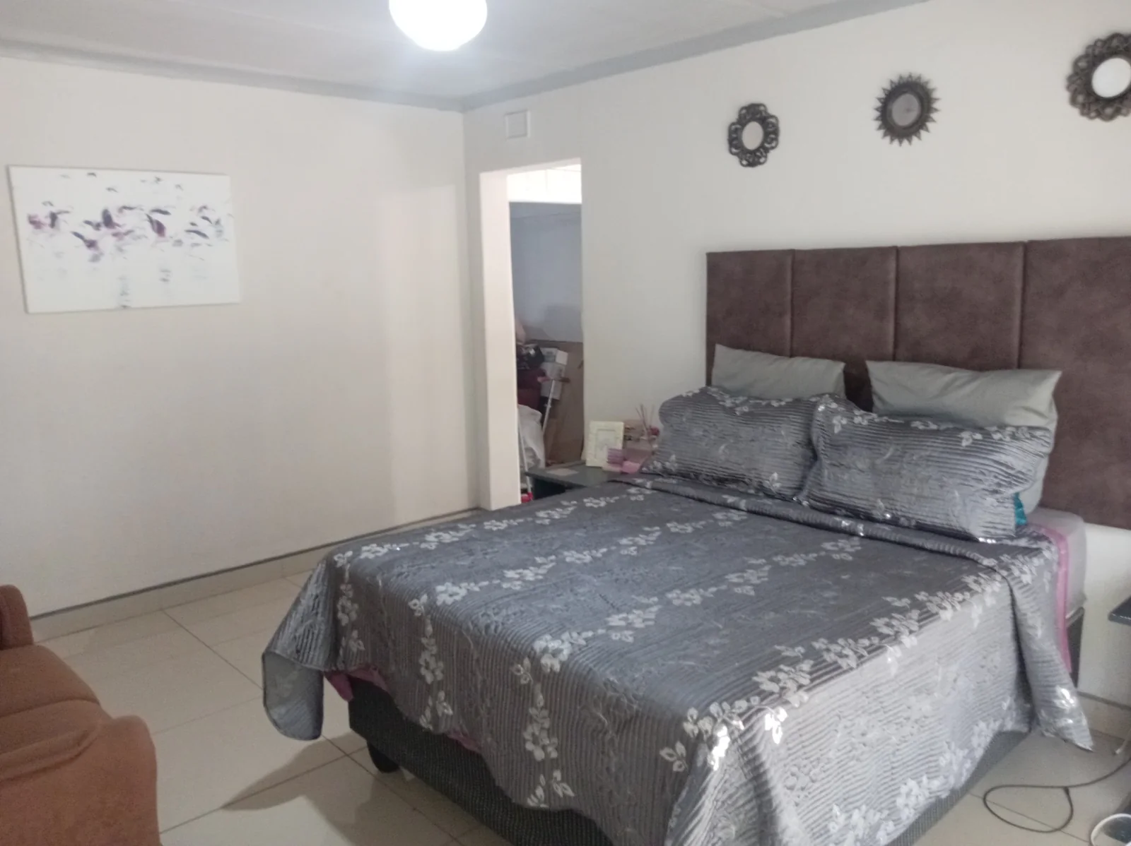 <br/>SPACIOUS 3- BEDROOM HOME WITH TWO INCOME-GENERATING FLATS ON A LARGE PROPERTY<br/>