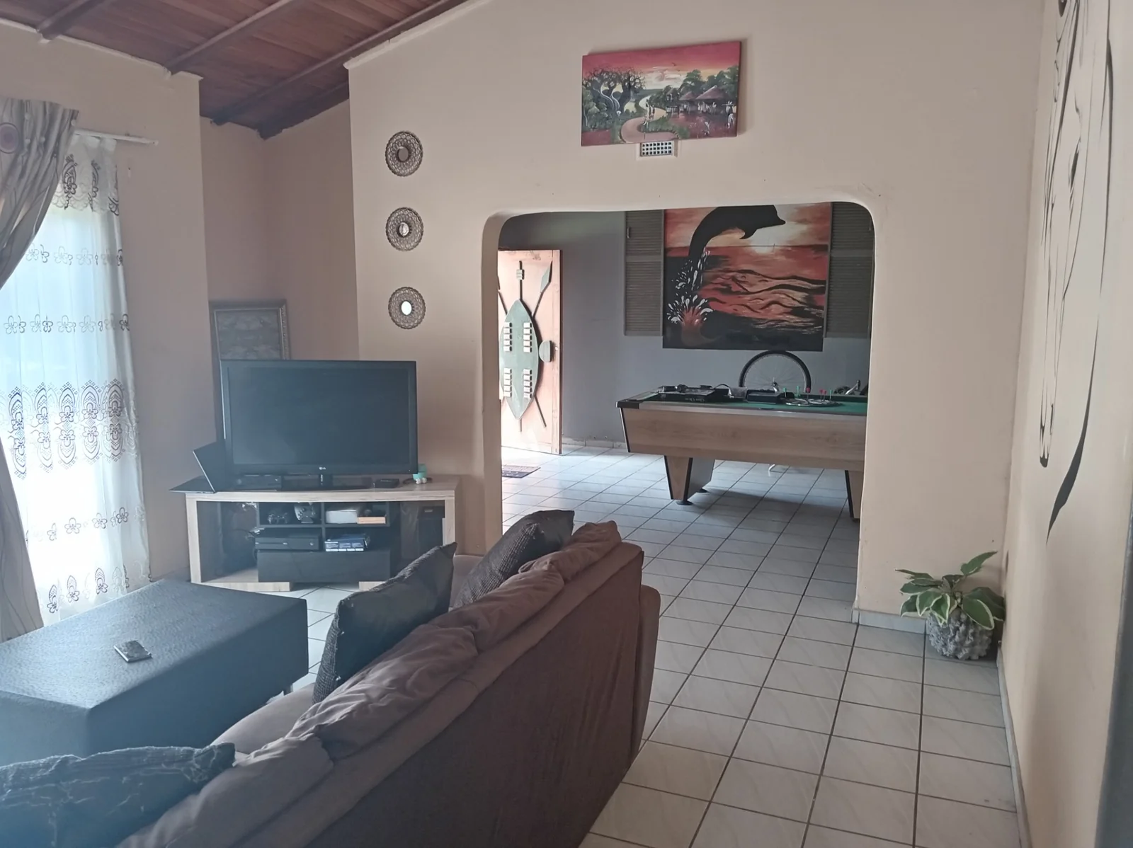 <br/>SPACIOUS 3- BEDROOM HOME WITH TWO INCOME-GENERATING FLATS ON A LARGE PROPERTY<br/>