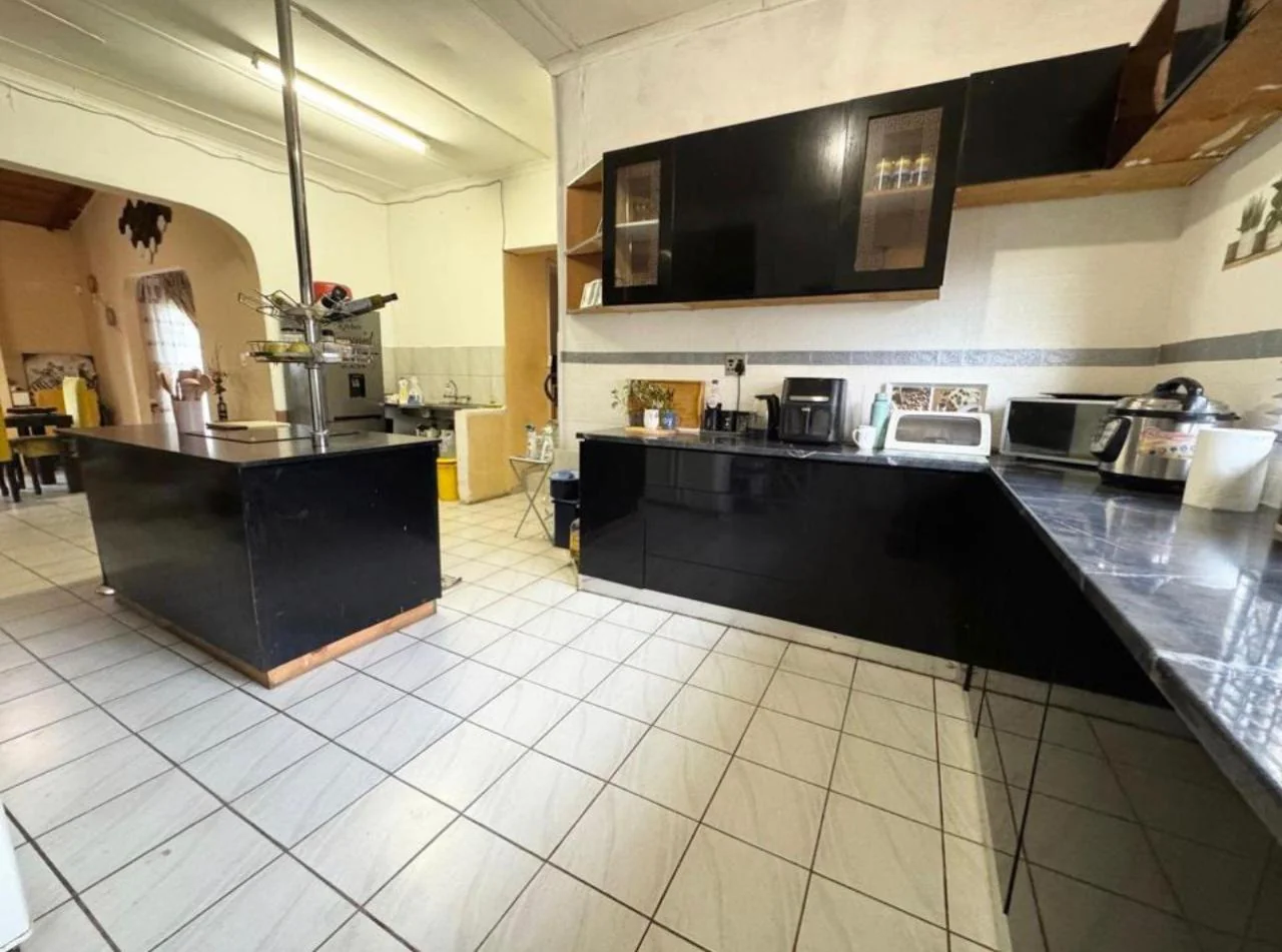 <br/>SPACIOUS 3- BEDROOM HOME WITH TWO INCOME-GENERATING FLATS ON A LARGE PROPERTY<br/>