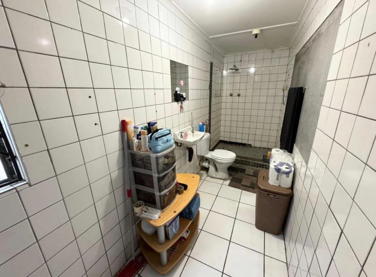 <br/>SPACIOUS 3- BEDROOM HOME WITH TWO INCOME-GENERATING FLATS ON A LARGE PROPERTY<br/>