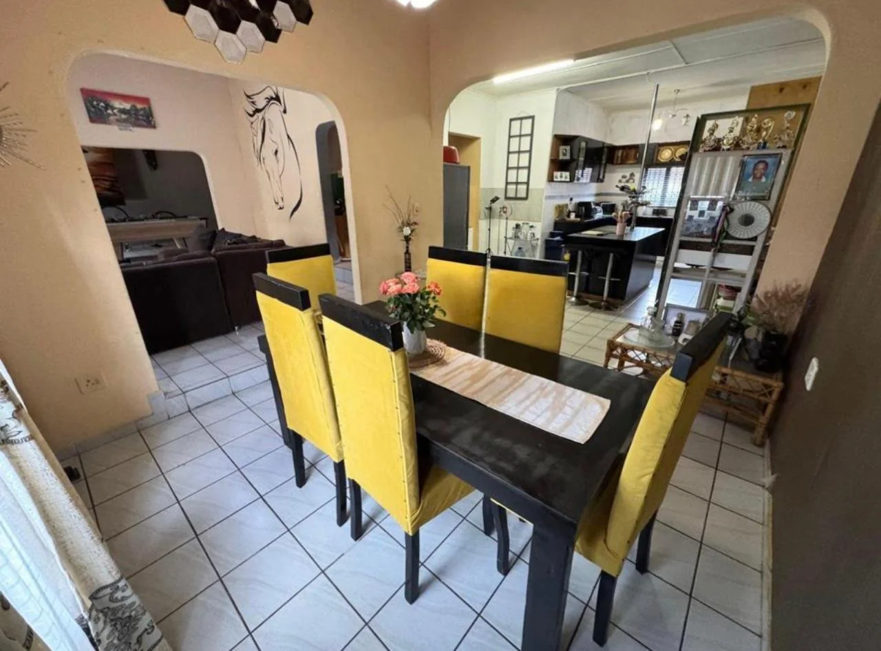 <br/>SPACIOUS 3- BEDROOM HOME WITH TWO INCOME-GENERATING FLATS ON A LARGE PROPERTY<br/>