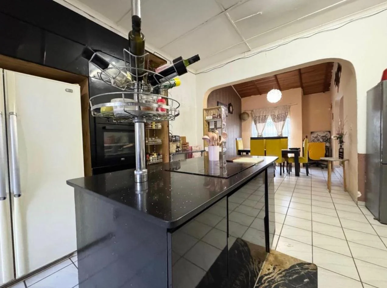 <br/>SPACIOUS 3- BEDROOM HOME WITH TWO INCOME-GENERATING FLATS ON A LARGE PROPERTY<br/>