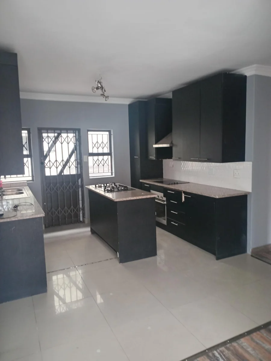 A  lovely 3 bed 2 bath house Sagewood, Midrand.