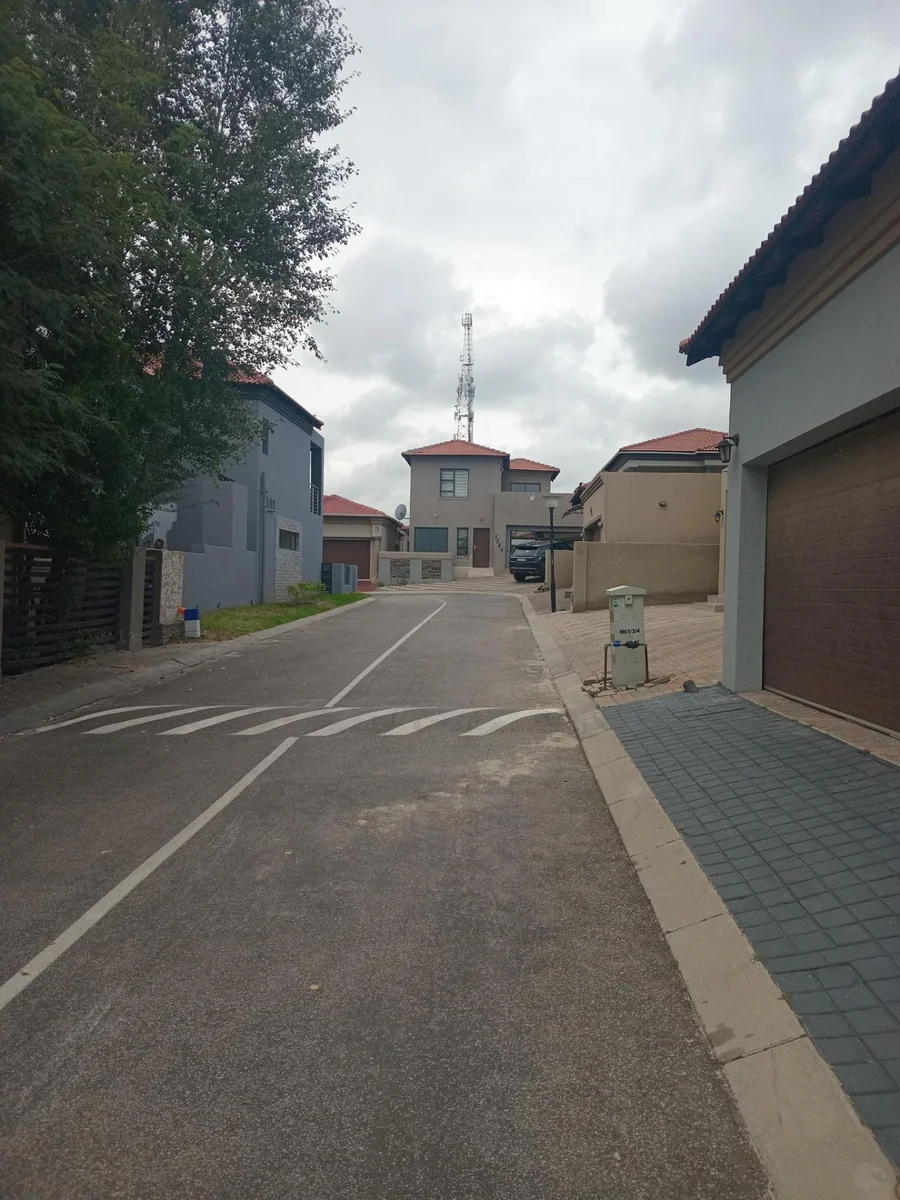 A  lovely 3 bed 2 bath house Sagewood, Midrand.