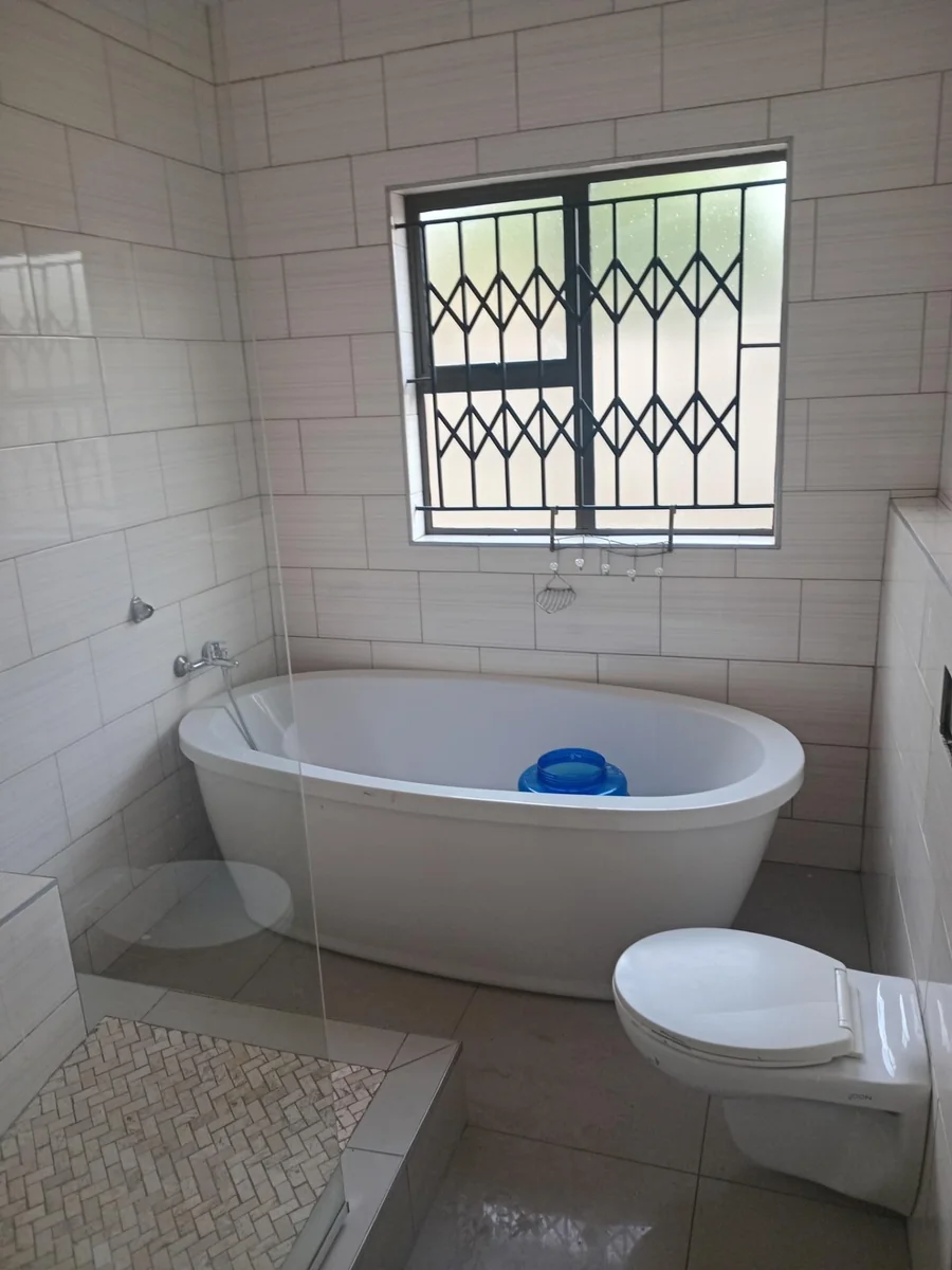 A  lovely 3 bed 2 bath house Sagewood, Midrand.