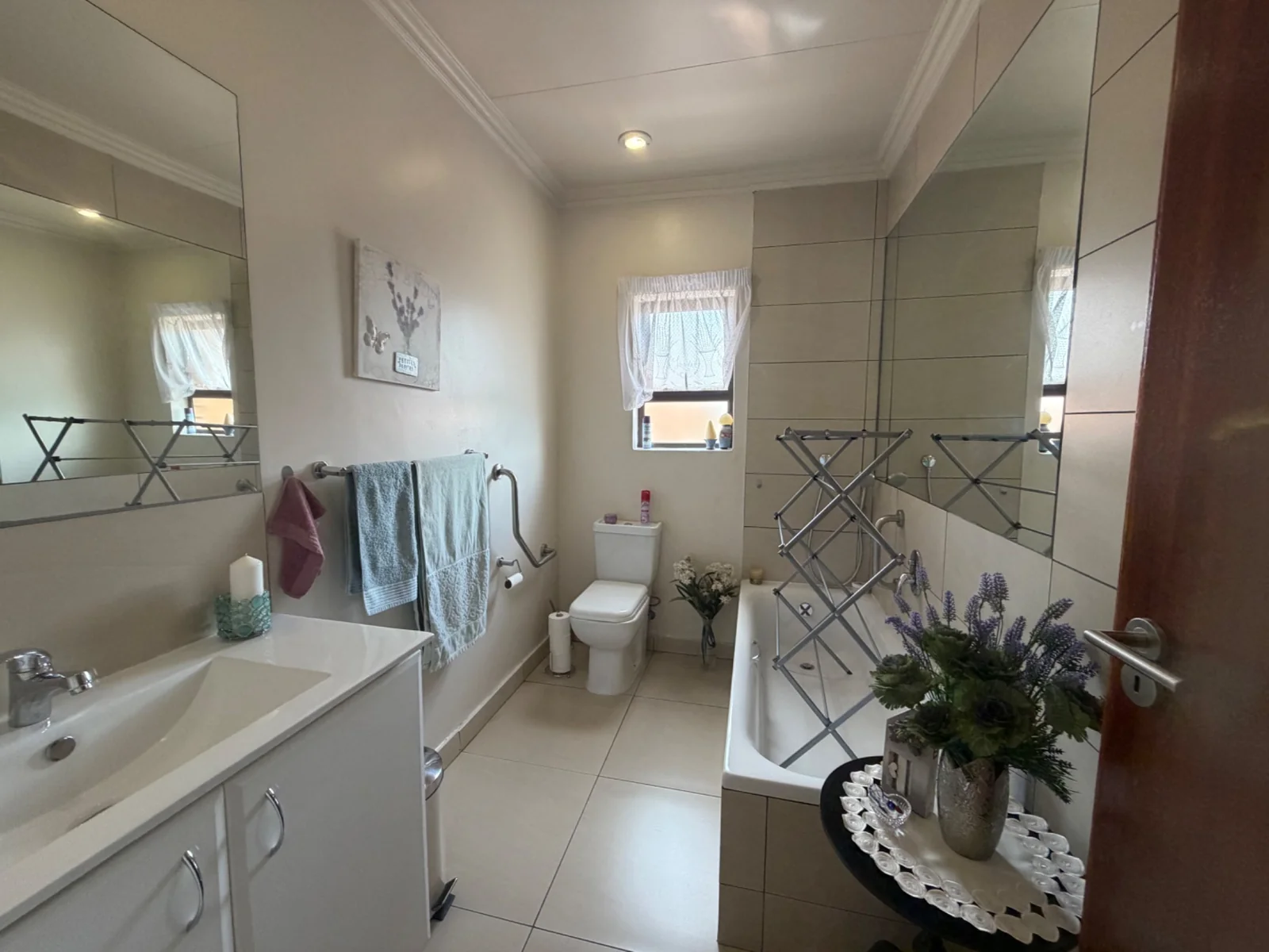 NEW LISTING ...... RETIREMENT LIVING AT IT'S BEST!