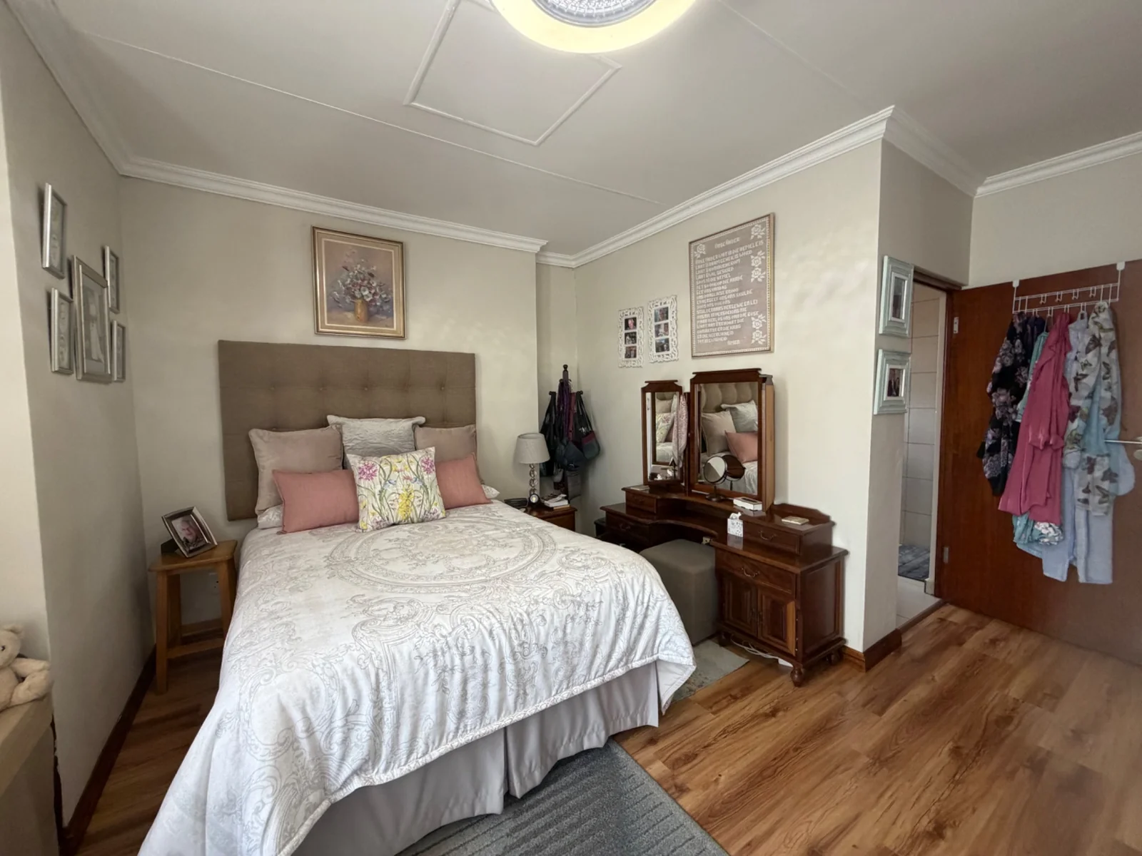 NEW LISTING ...... RETIREMENT LIVING AT IT'S BEST!