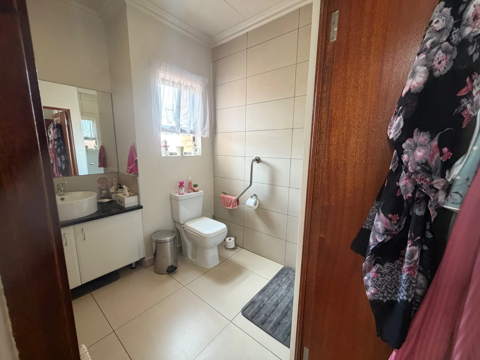 NEW LISTING ...... RETIREMENT LIVING AT IT'S BEST!