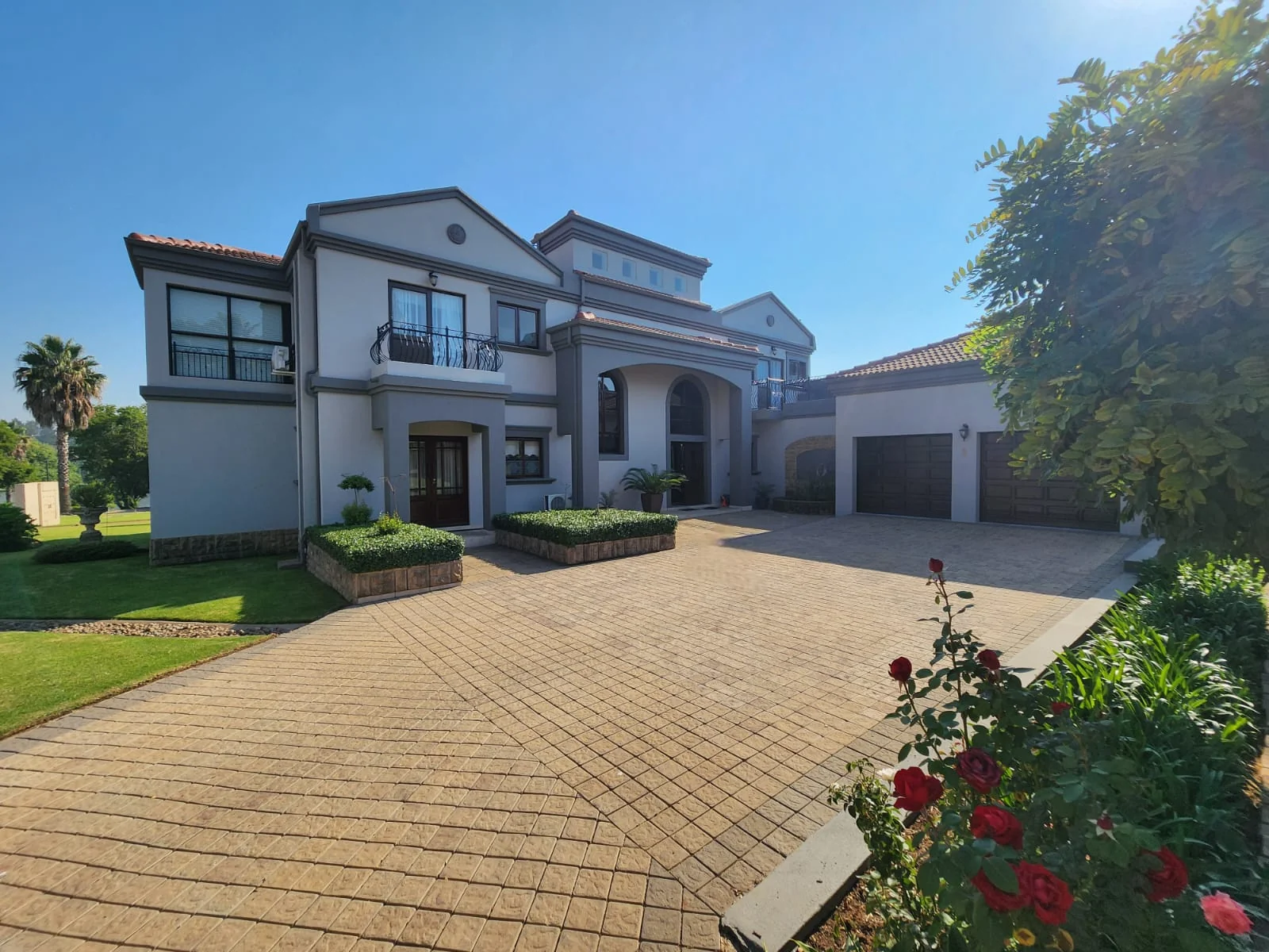 Exquisite family home for sale on the banks of the Vaal river.