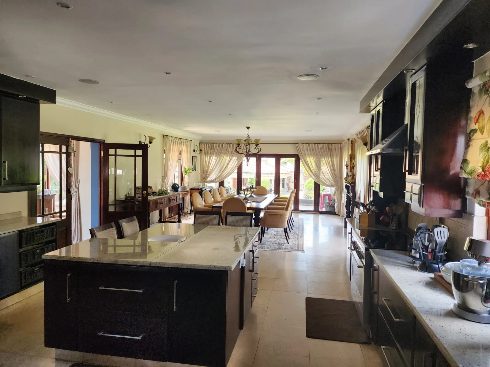Exquisite family home for sale on the banks of the Vaal river.