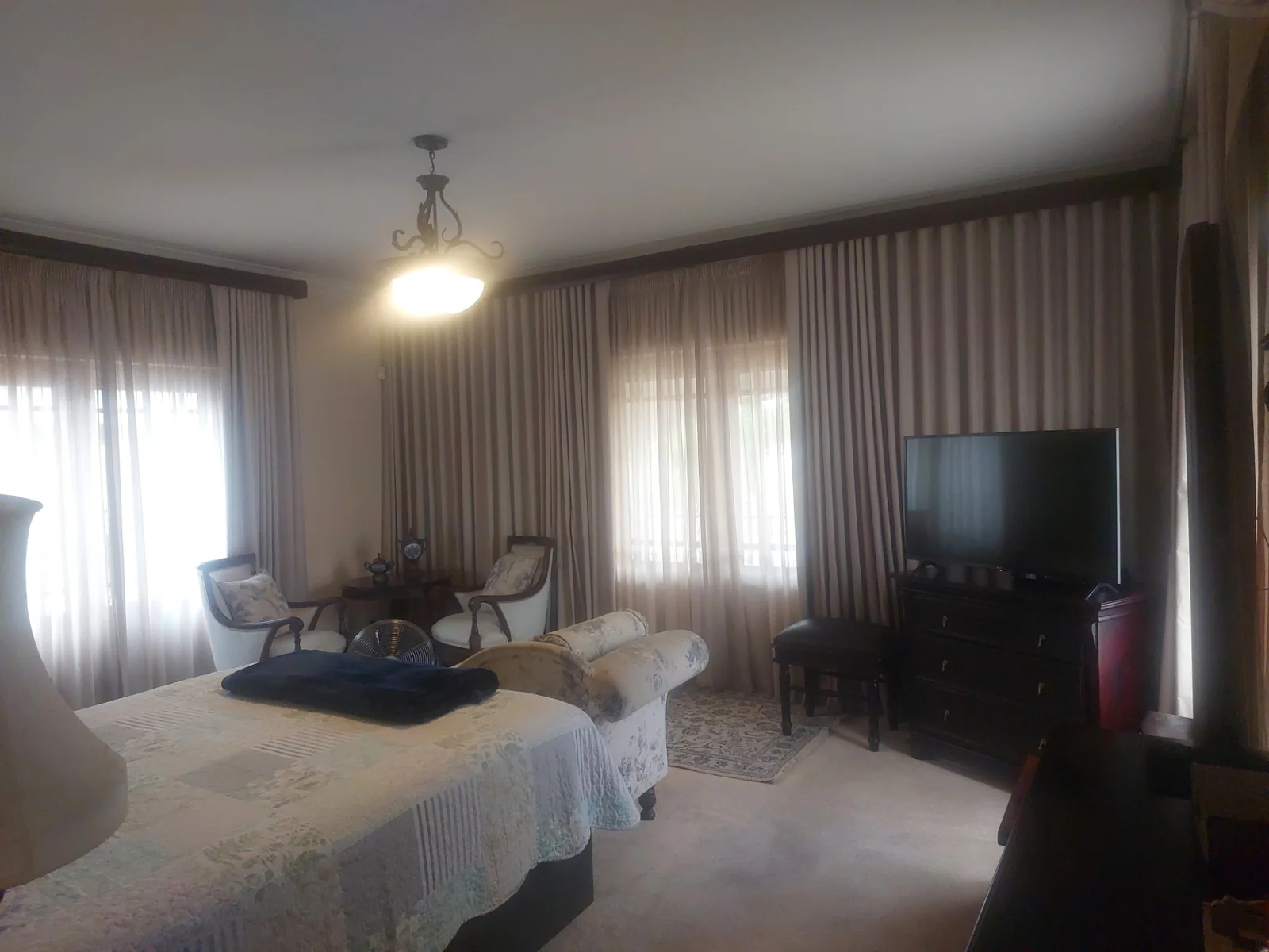 Exquisite family home for sale on the banks of the Vaal river.