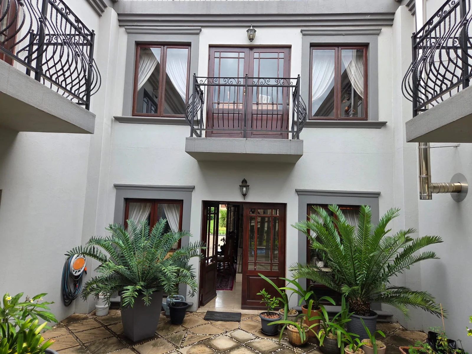 Exquisite family home for sale on the banks of the Vaal river.