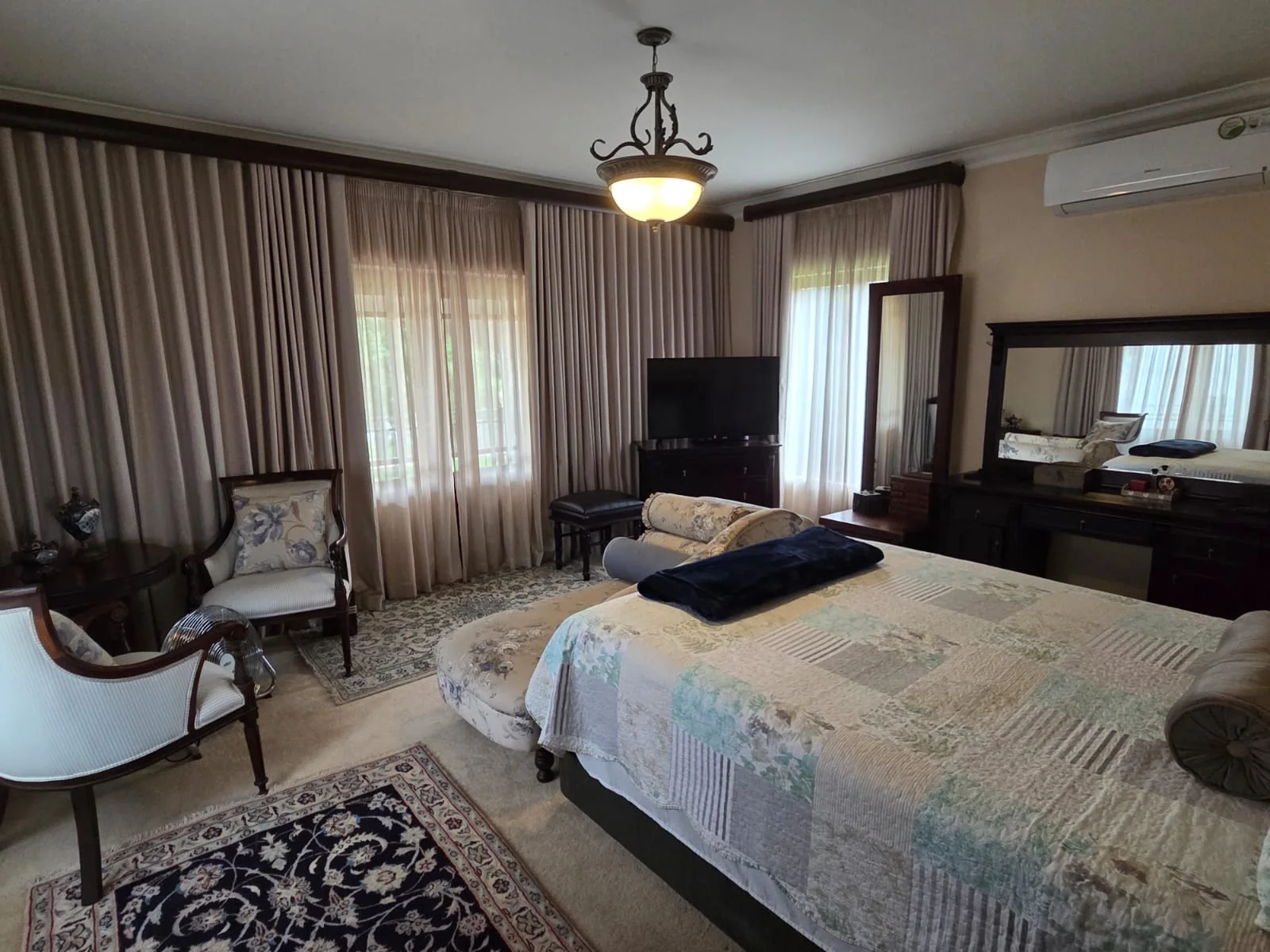 Exquisite family home for sale on the banks of the Vaal river.