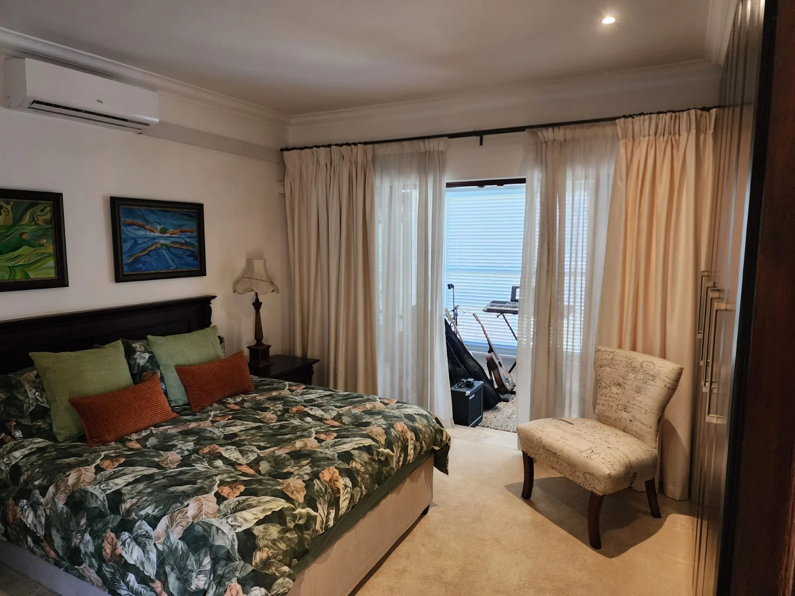 Exquisite family home for sale on the banks of the Vaal river.