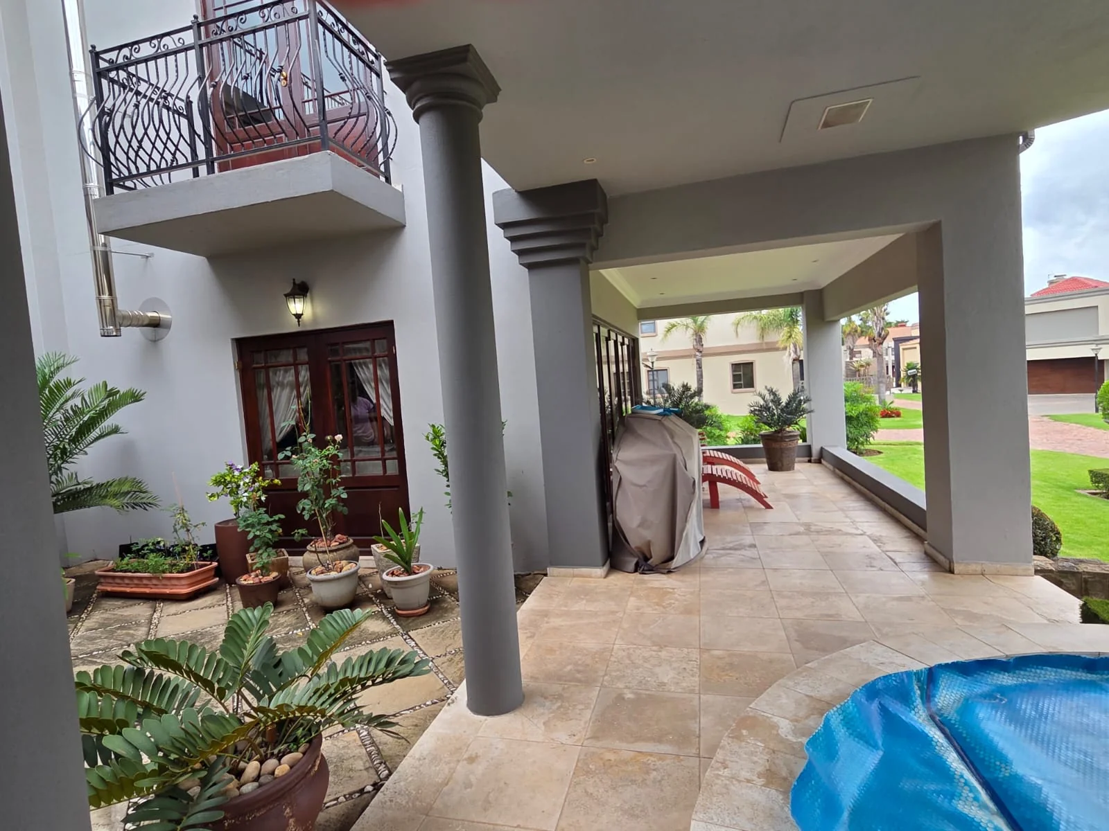 Exquisite family home for sale on the banks of the Vaal river.