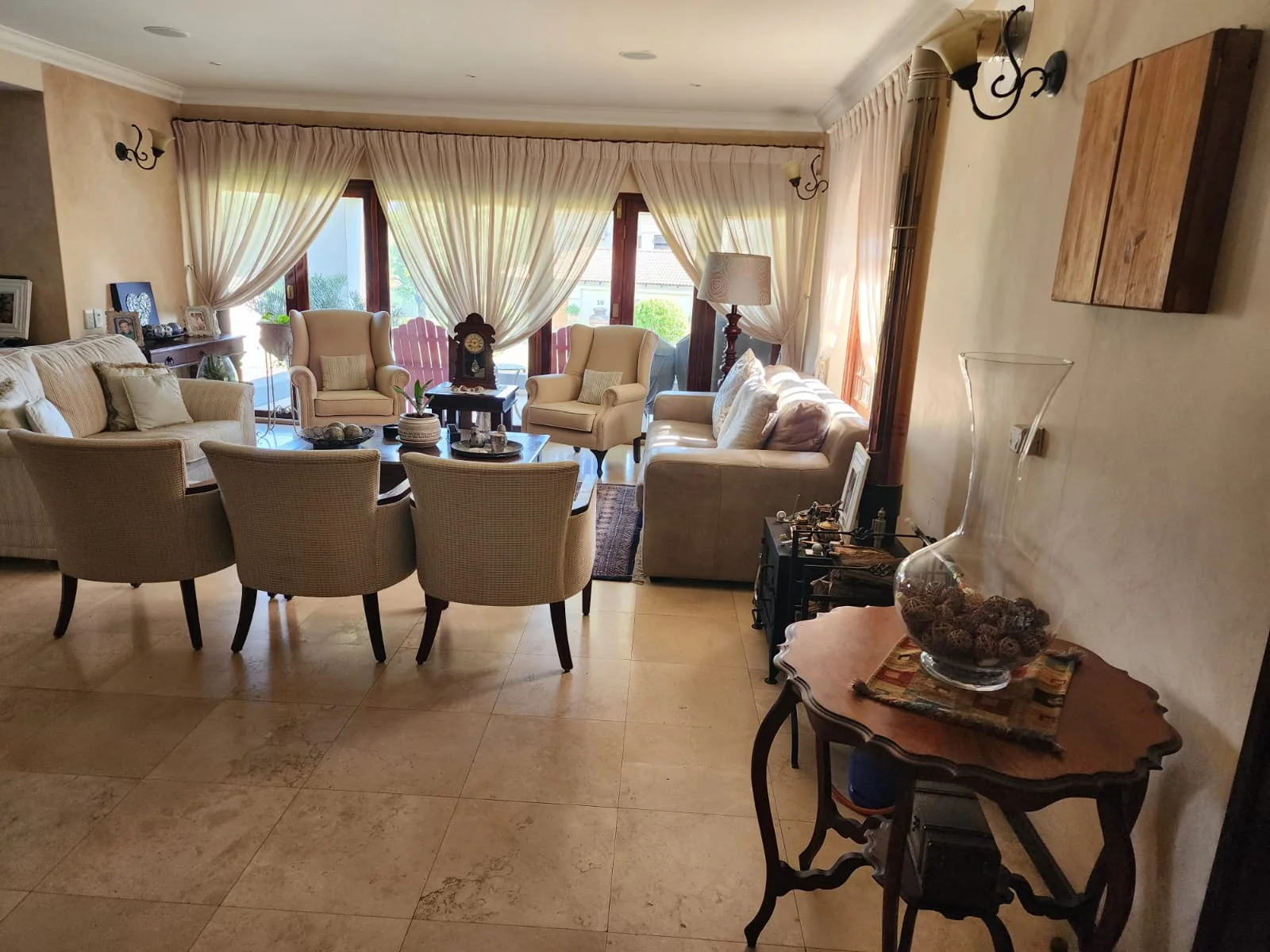 Exquisite family home for sale on the banks of the Vaal river.