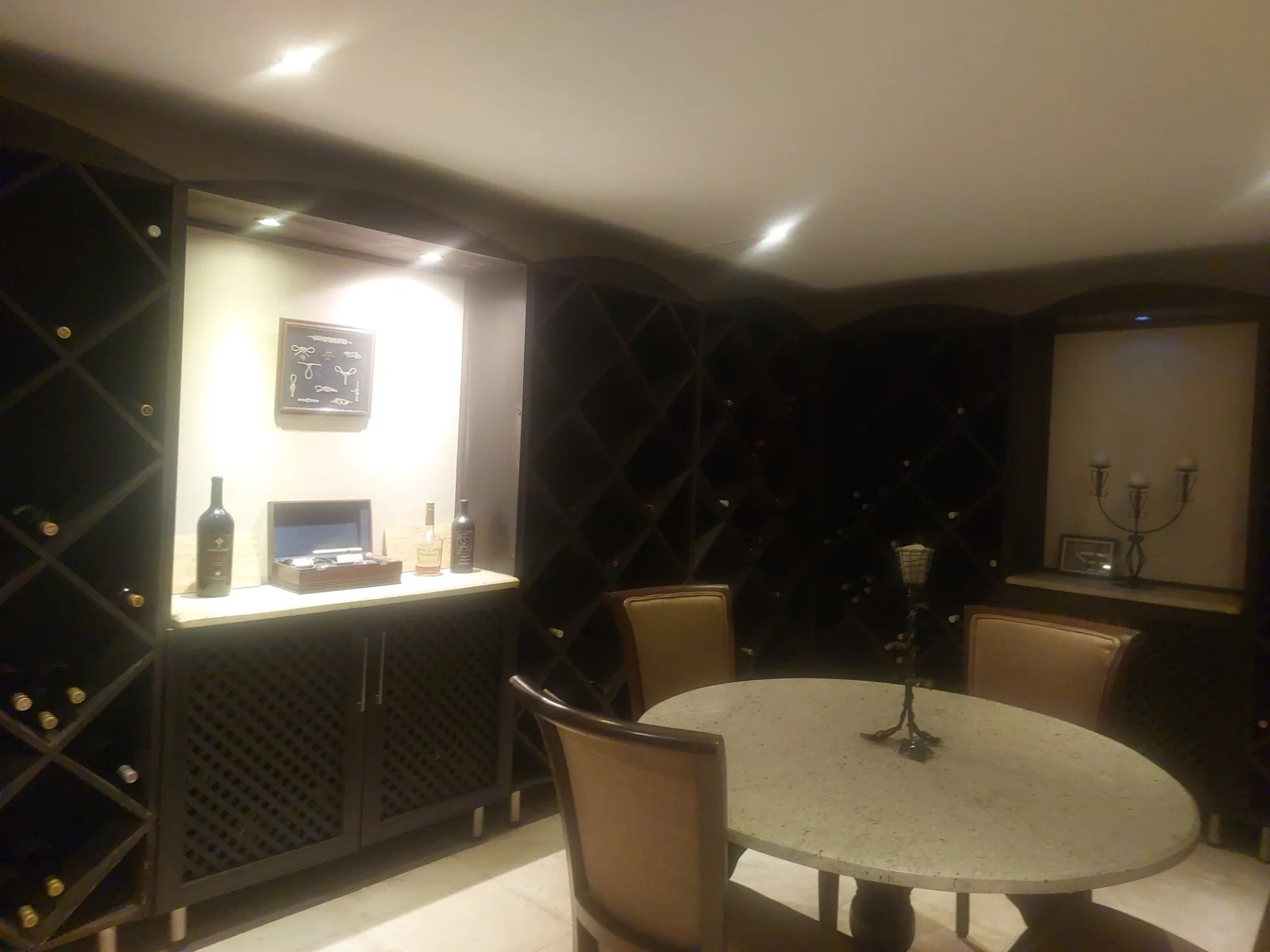 Exquisite family home for sale on the banks of the Vaal river.