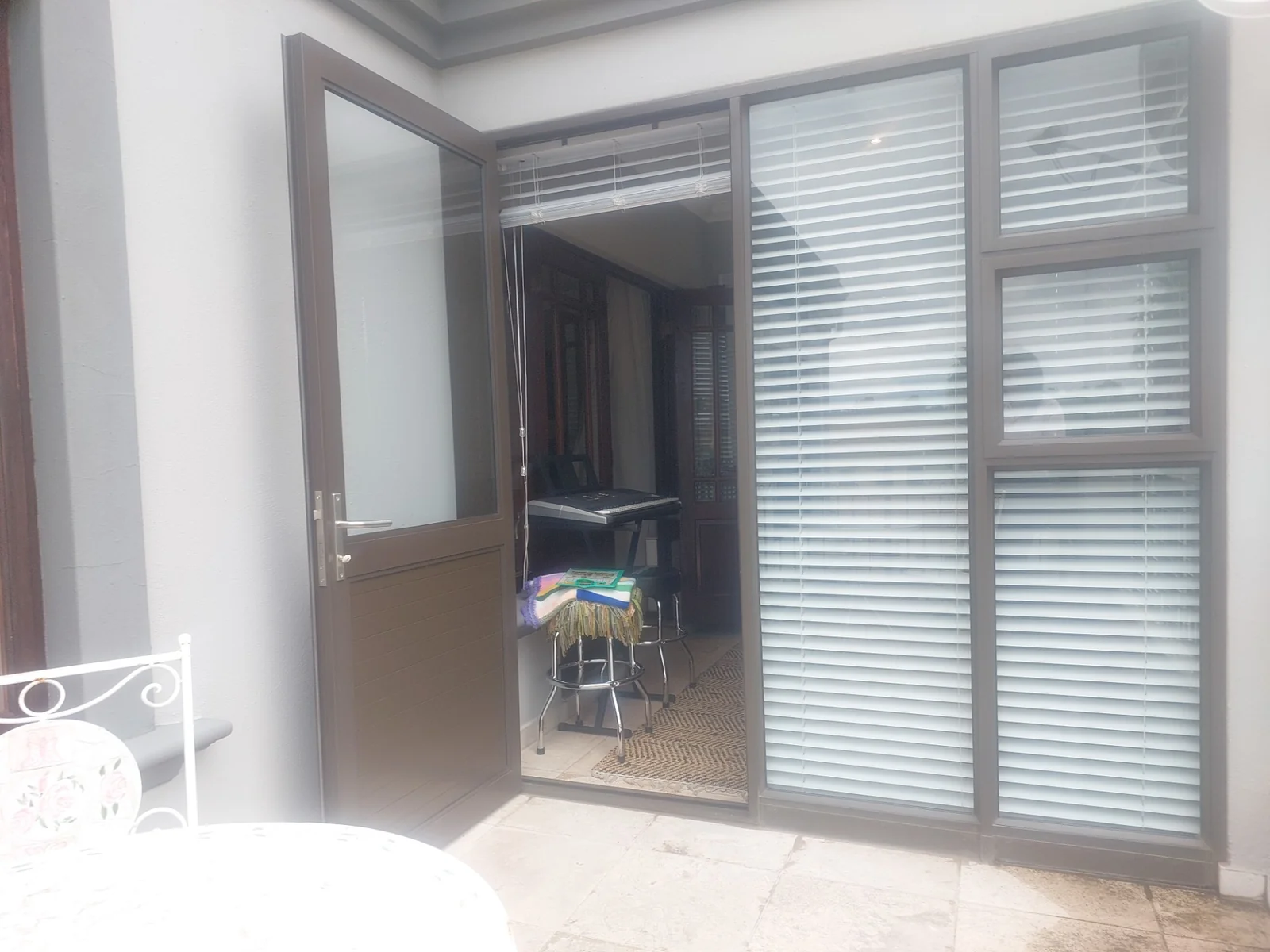 Exquisite family home for sale on the banks of the Vaal river.