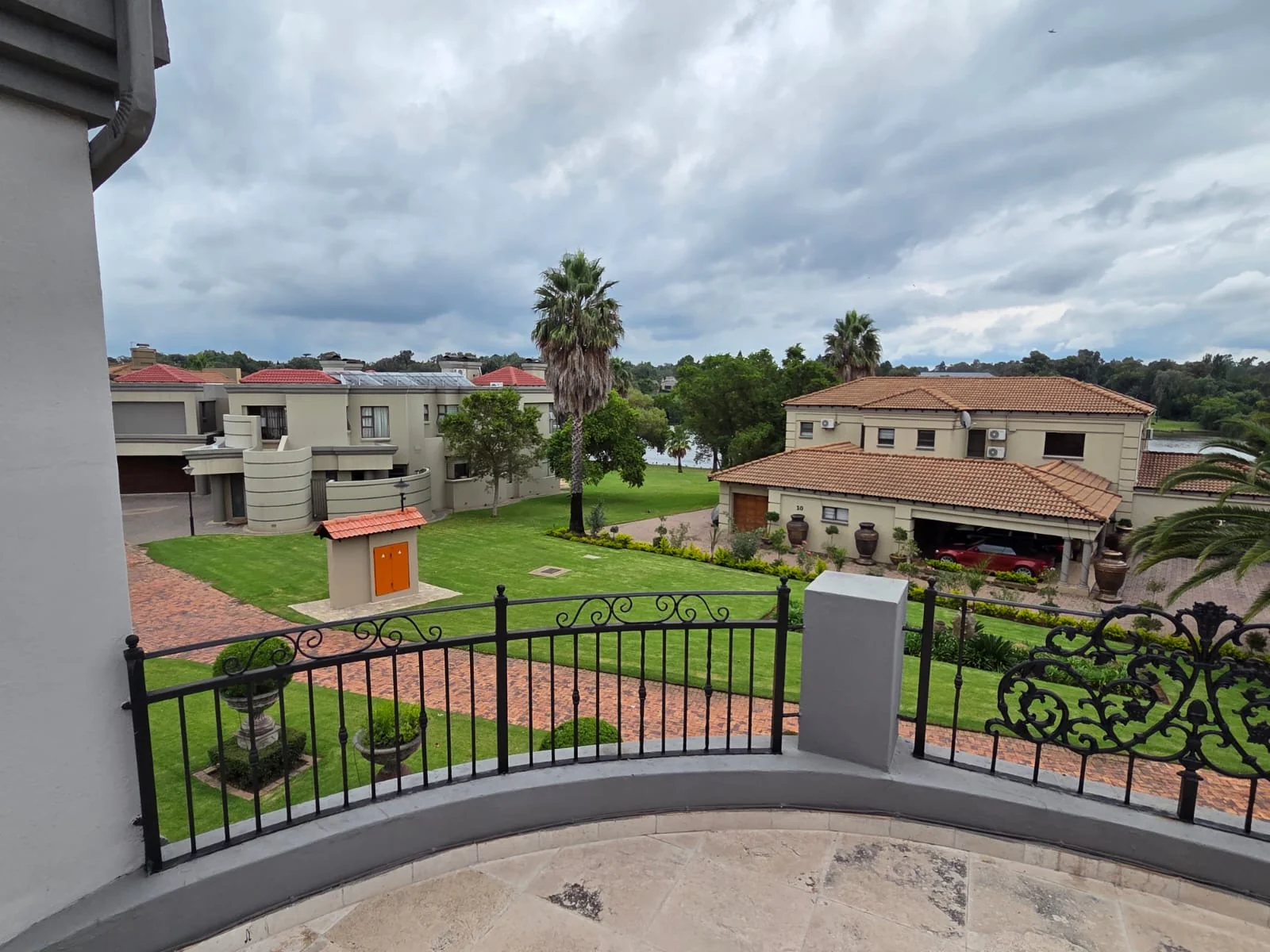 Exquisite family home for sale on the banks of the Vaal river.