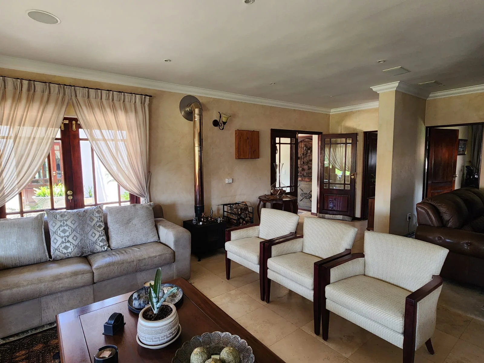 Exquisite family home for sale on the banks of the Vaal river.