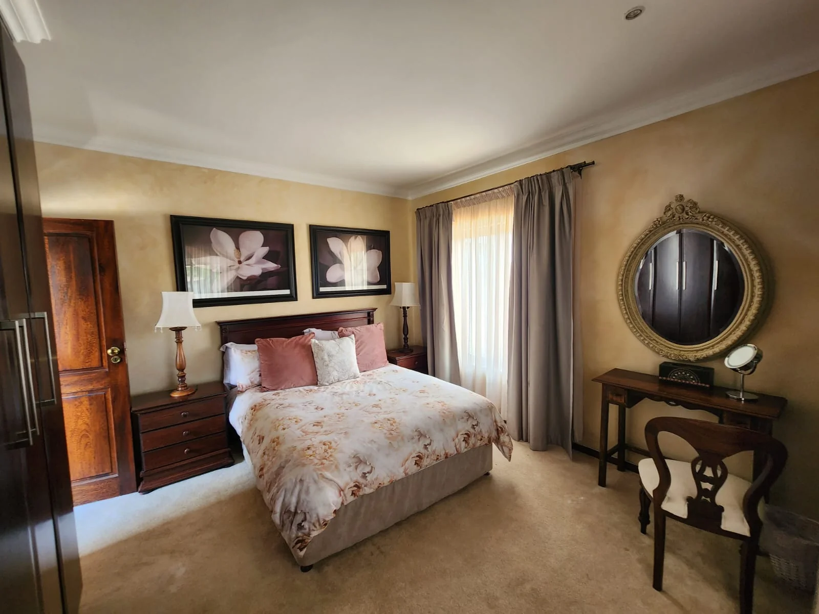 Exquisite family home for sale on the banks of the Vaal river.