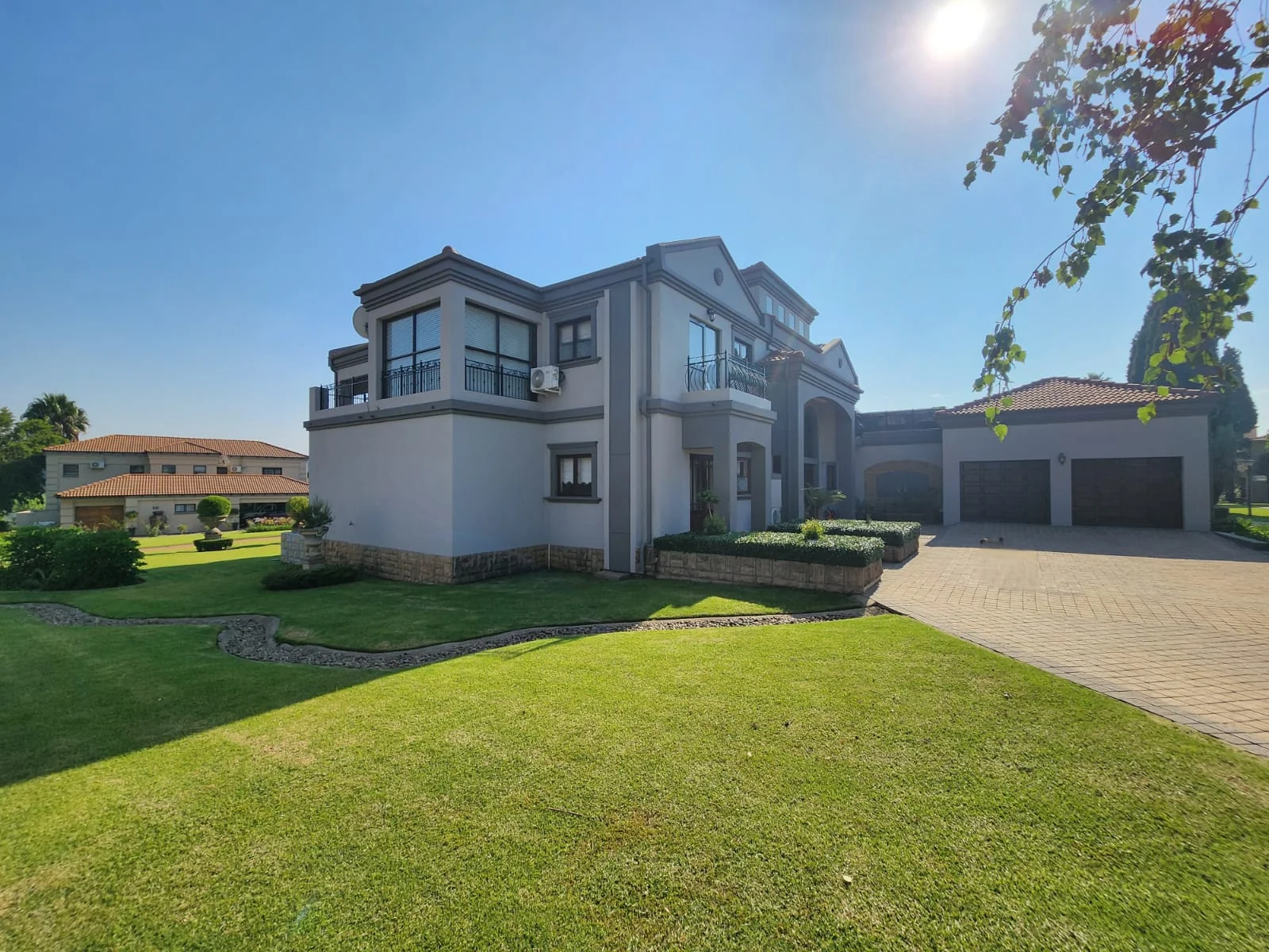 Exquisite family home for sale on the banks of the Vaal river.