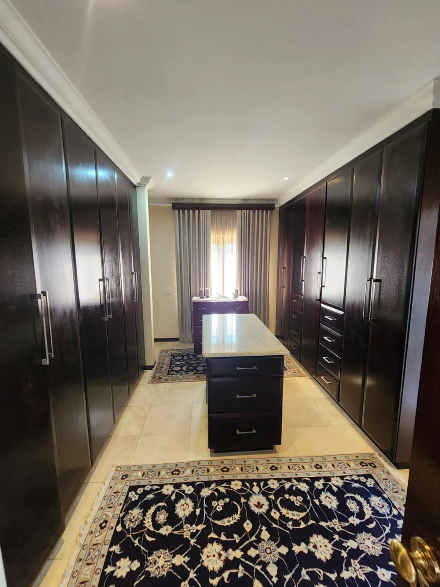 Exquisite family home for sale on the banks of the Vaal river.