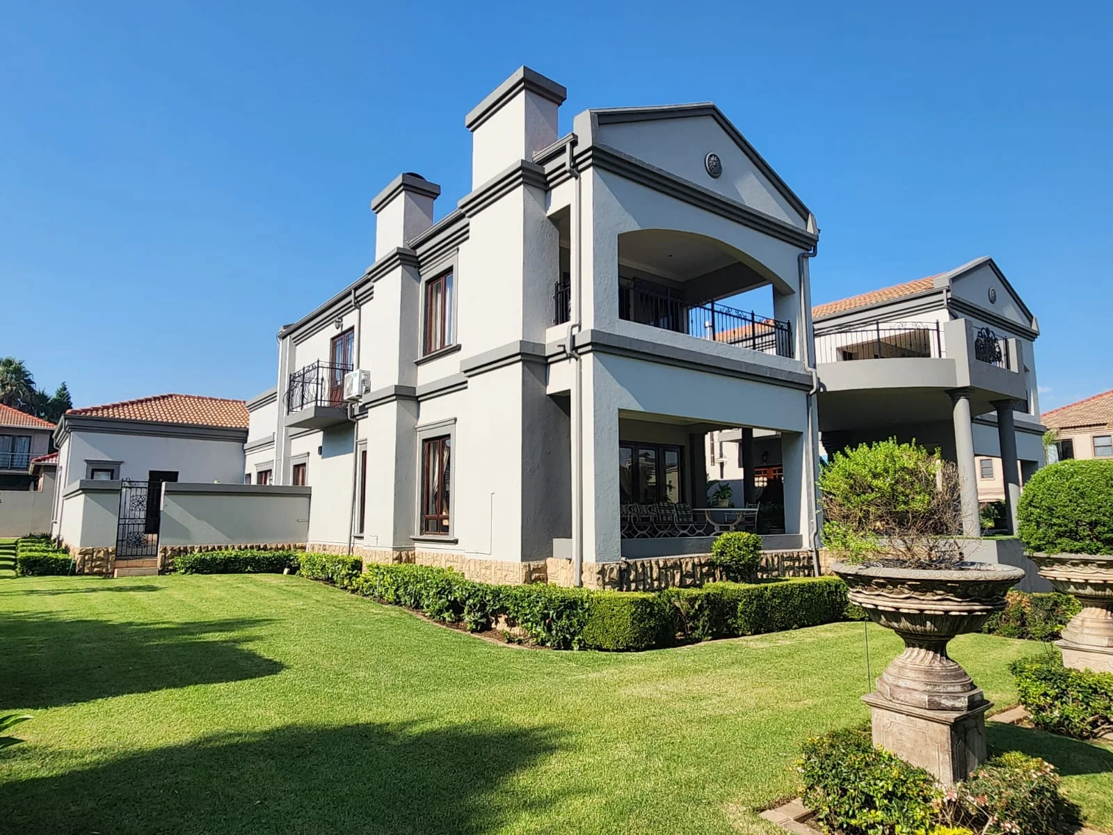 Exquisite family home for sale on the banks of the Vaal river.