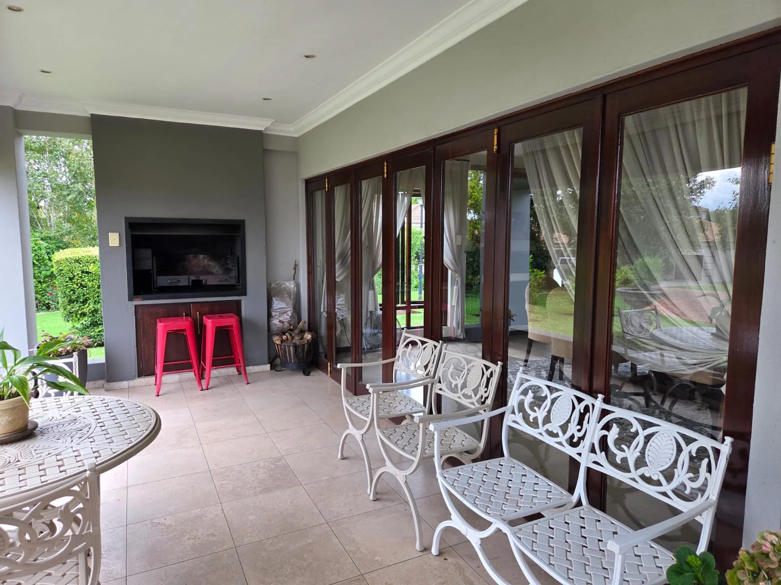 Exquisite family home for sale on the banks of the Vaal river.